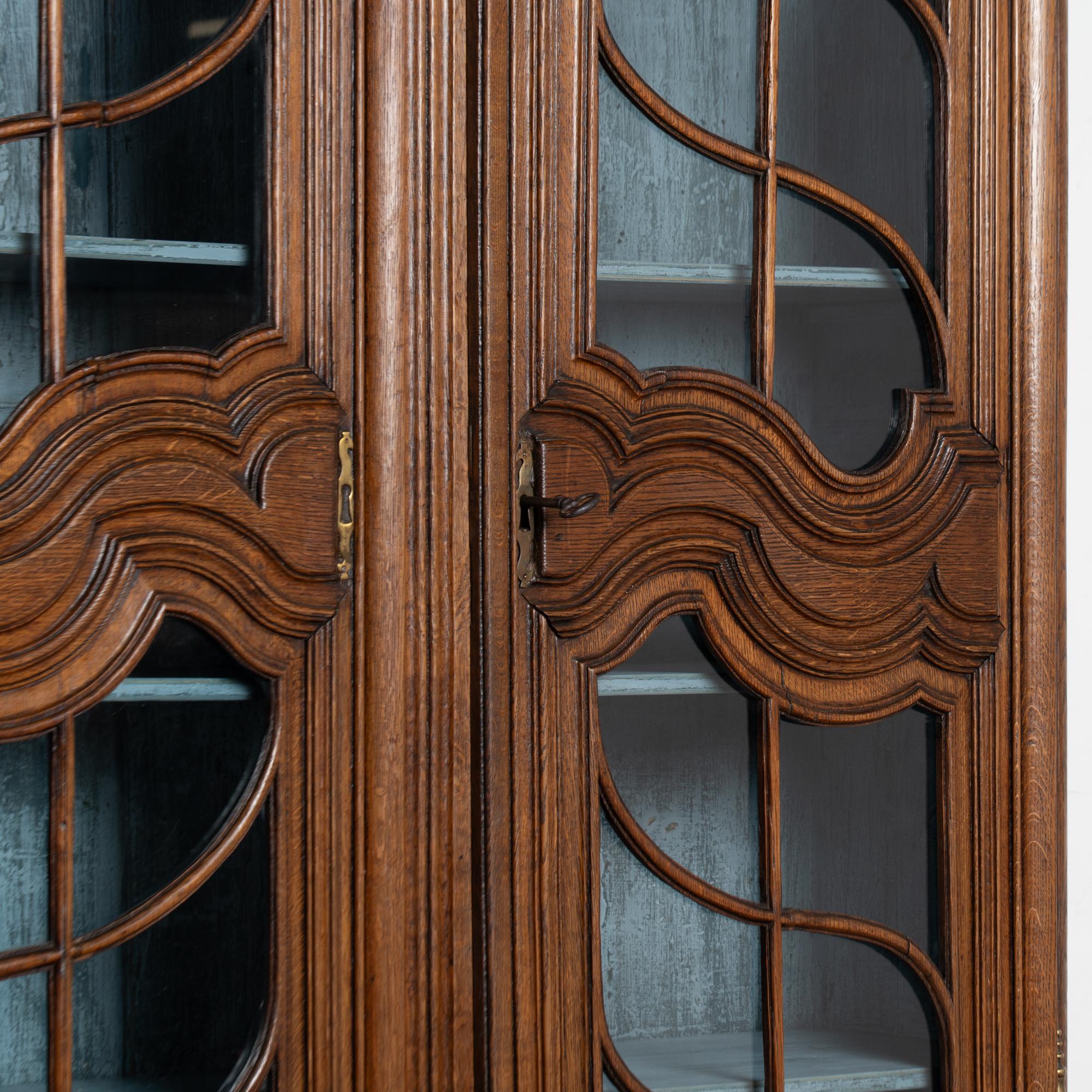 Vitrine à deux corps en chêne français de la fin du XVIIIe siècle en vente 3