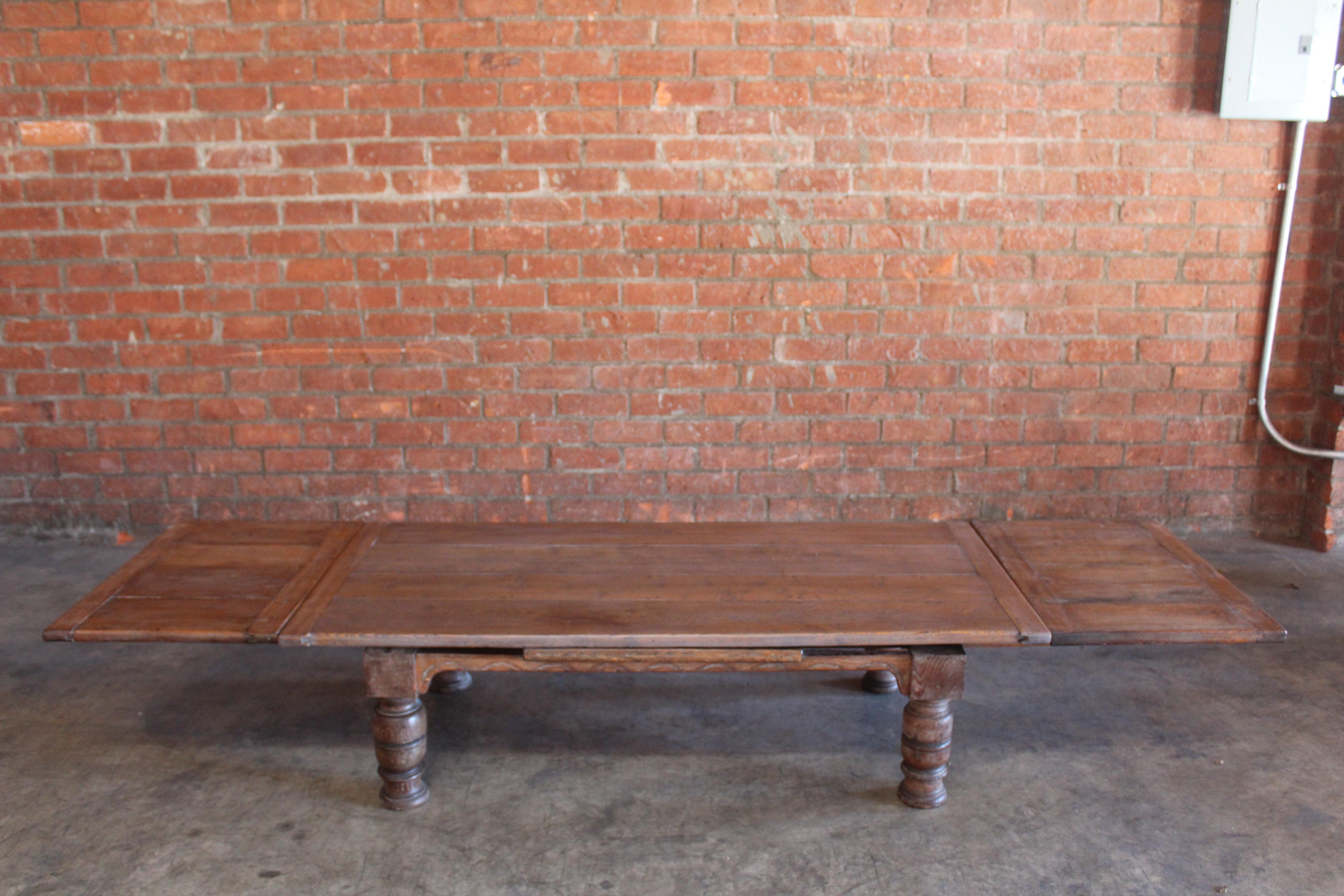 Late 18th Century French Oak Expandable Coffee Table In Good Condition In Los Angeles, CA