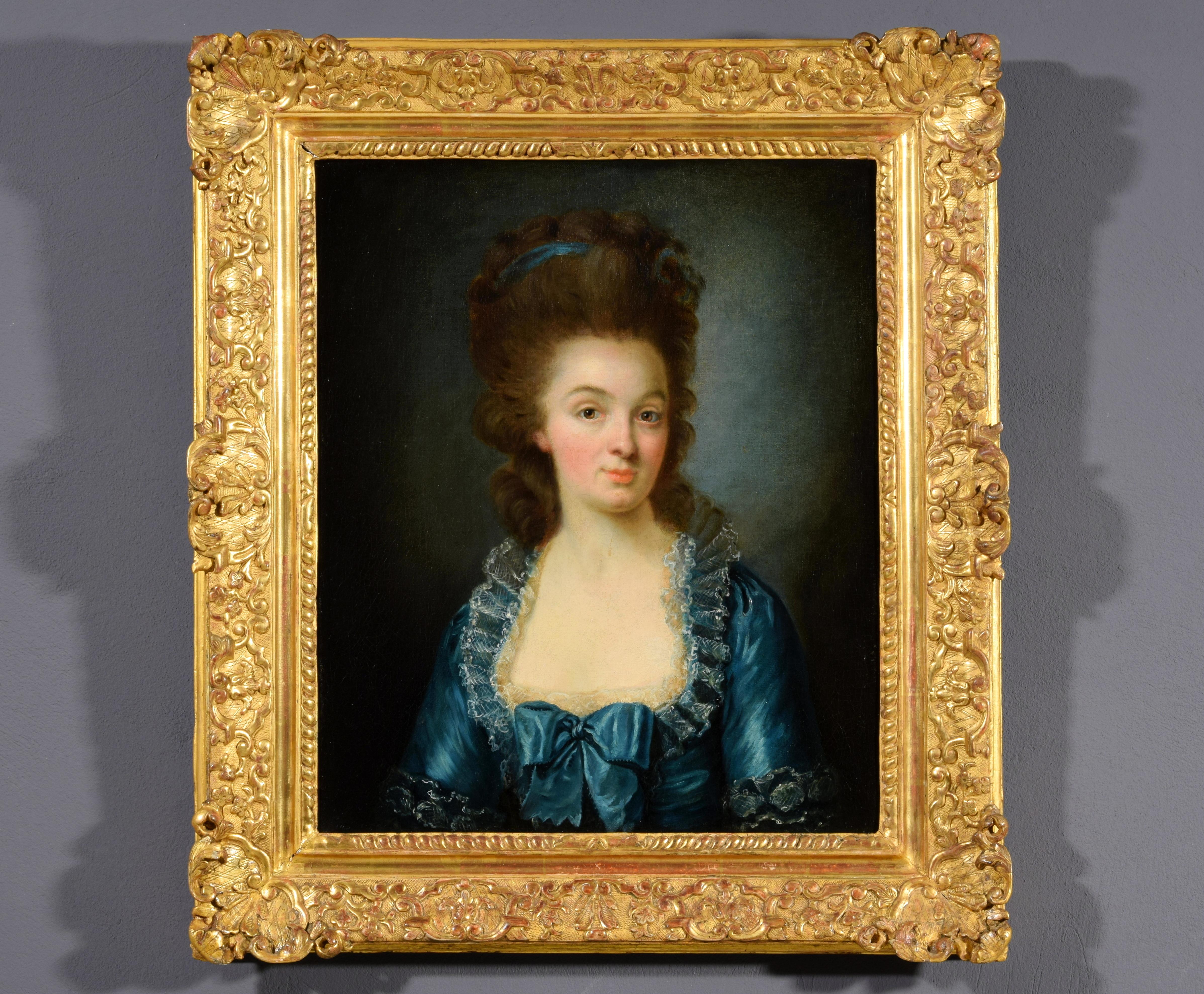 Portrait d'une jeune femme en robe bleue, France, fin du XVIIIe siècle
Dimensions : cadre cm L 78 x H 85 x P 8 ; toile cm L 54 x H 64

Ce portrait féminin raffiné, peint en France au cours des dernières décennies du XVIIIe siècle, représente une