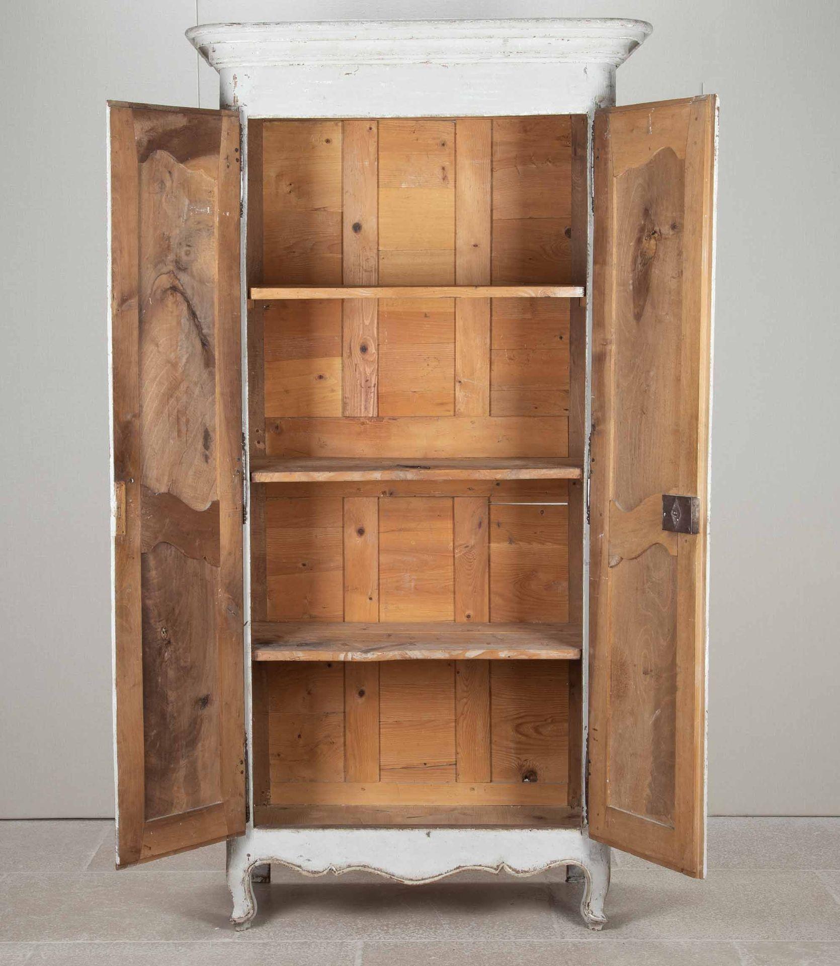 Armoire provinciale française de la fin du XVIIIe siècle. Corniche évasée sur deux hautes portes à panneaux et côtés avec tablier festonné reposant sur des pieds cabriole. Peint plus tard avec un intérieur à étagères.