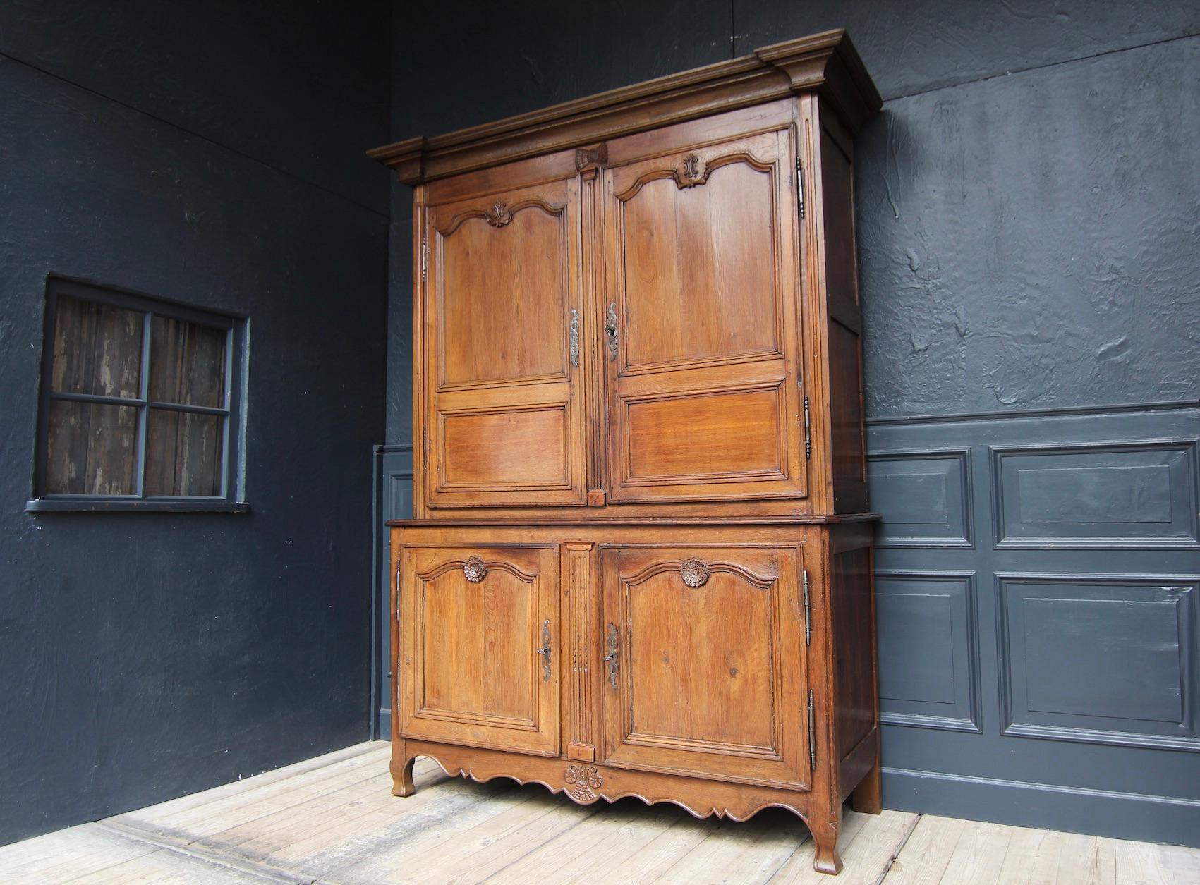 Late 18th Century French Provincial Buffet à Deux Corps In Good Condition In Dusseldorf, DE