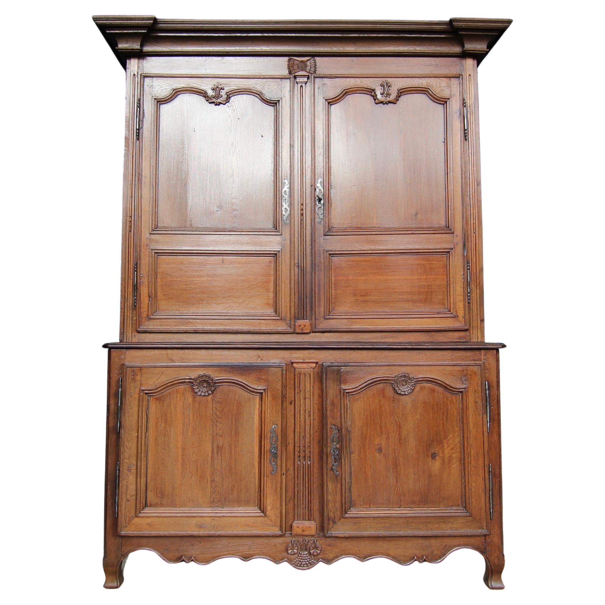 Buffet à deux corps de style provincial français de la fin du XVIIIe siècle