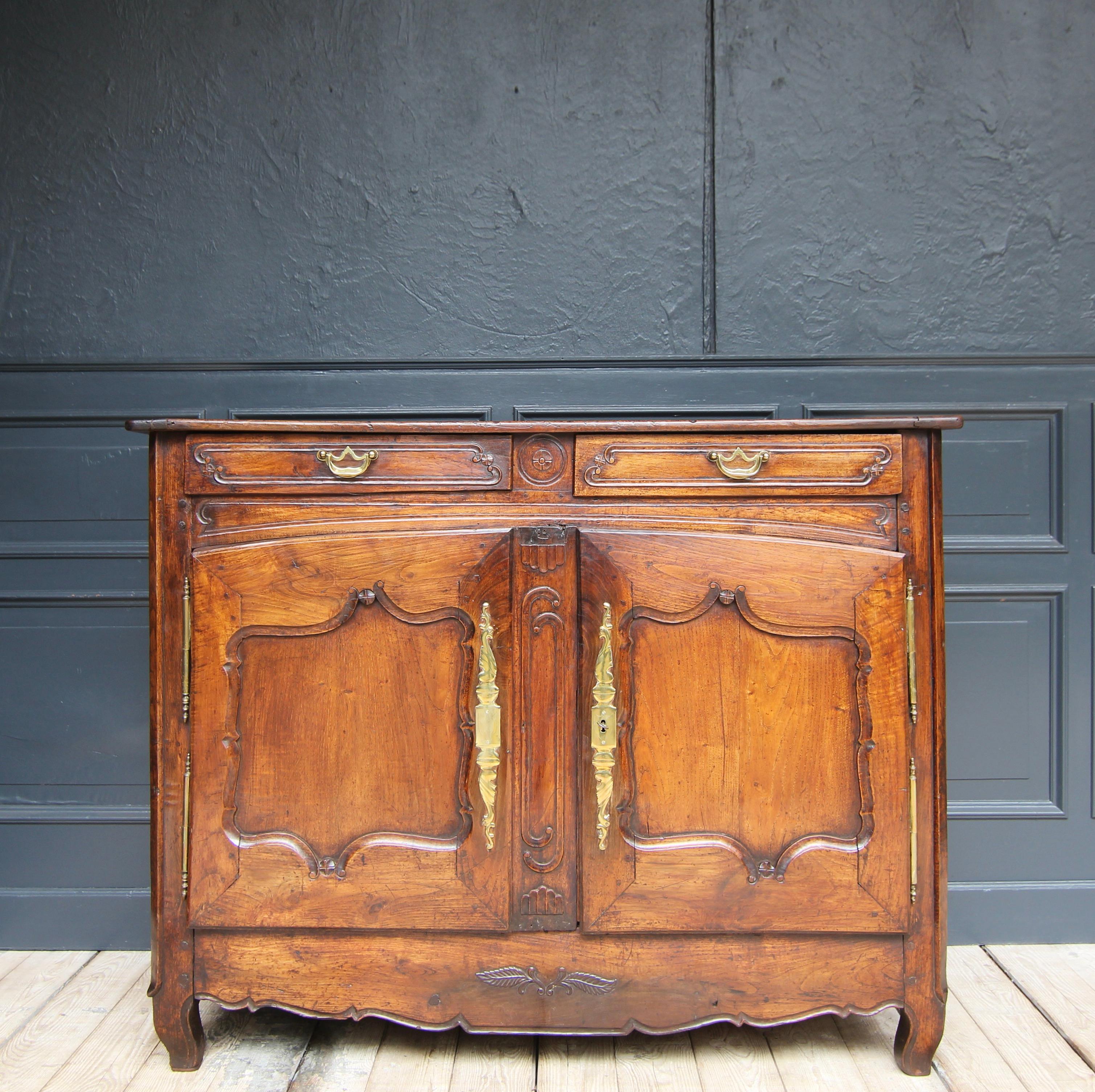 Late 18th Century French Provincial Buffet In Good Condition In Dusseldorf, DE
