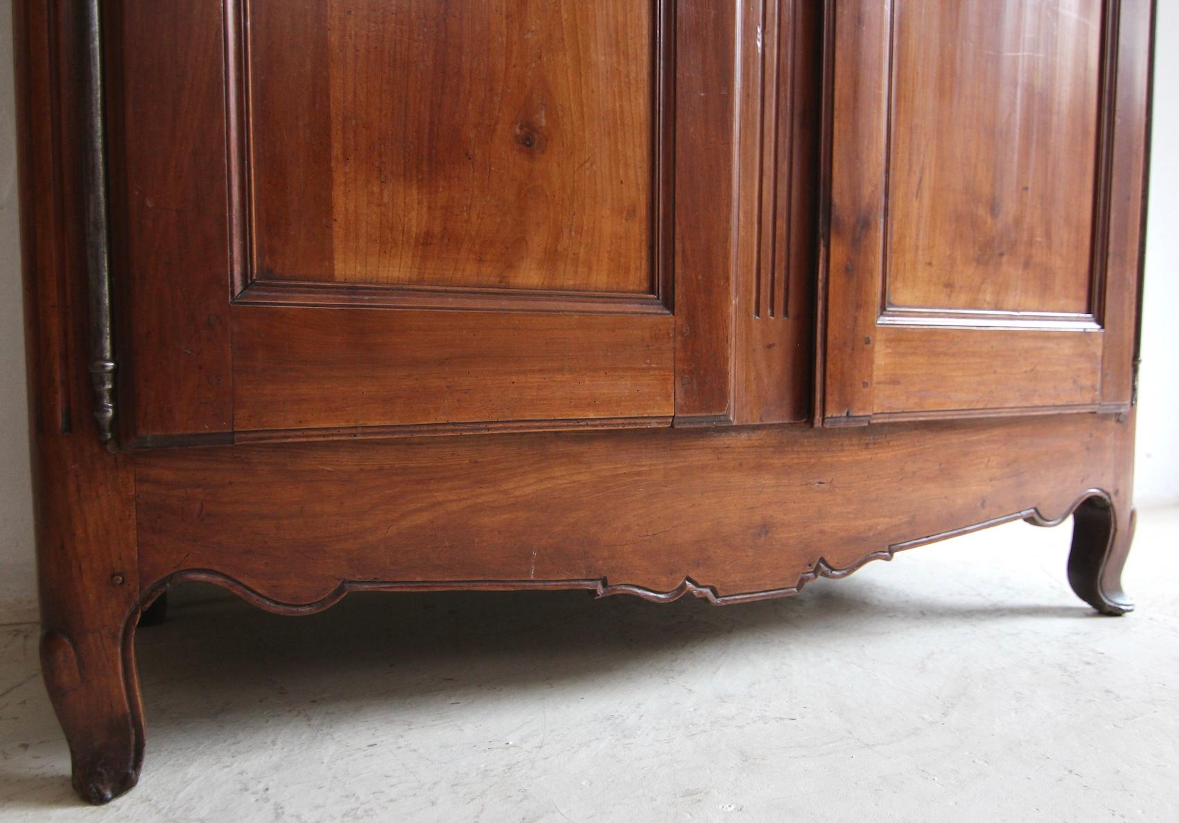 Armoire in legno di ciliegio e Oak Oak della fine del XVIII secolo. in vendita 4