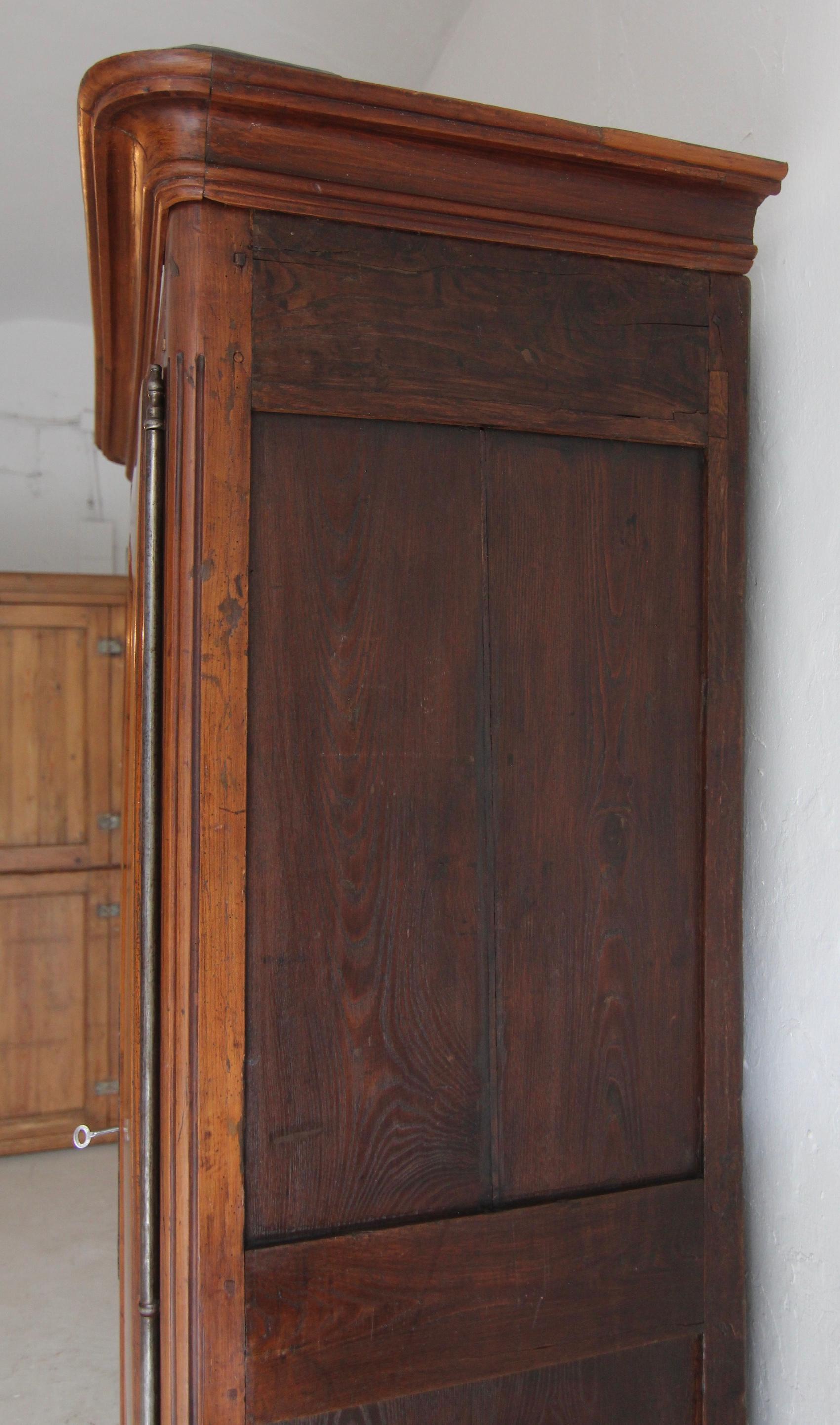 Armoire in legno di ciliegio e Oak Oak della fine del XVIII secolo. in vendita 7