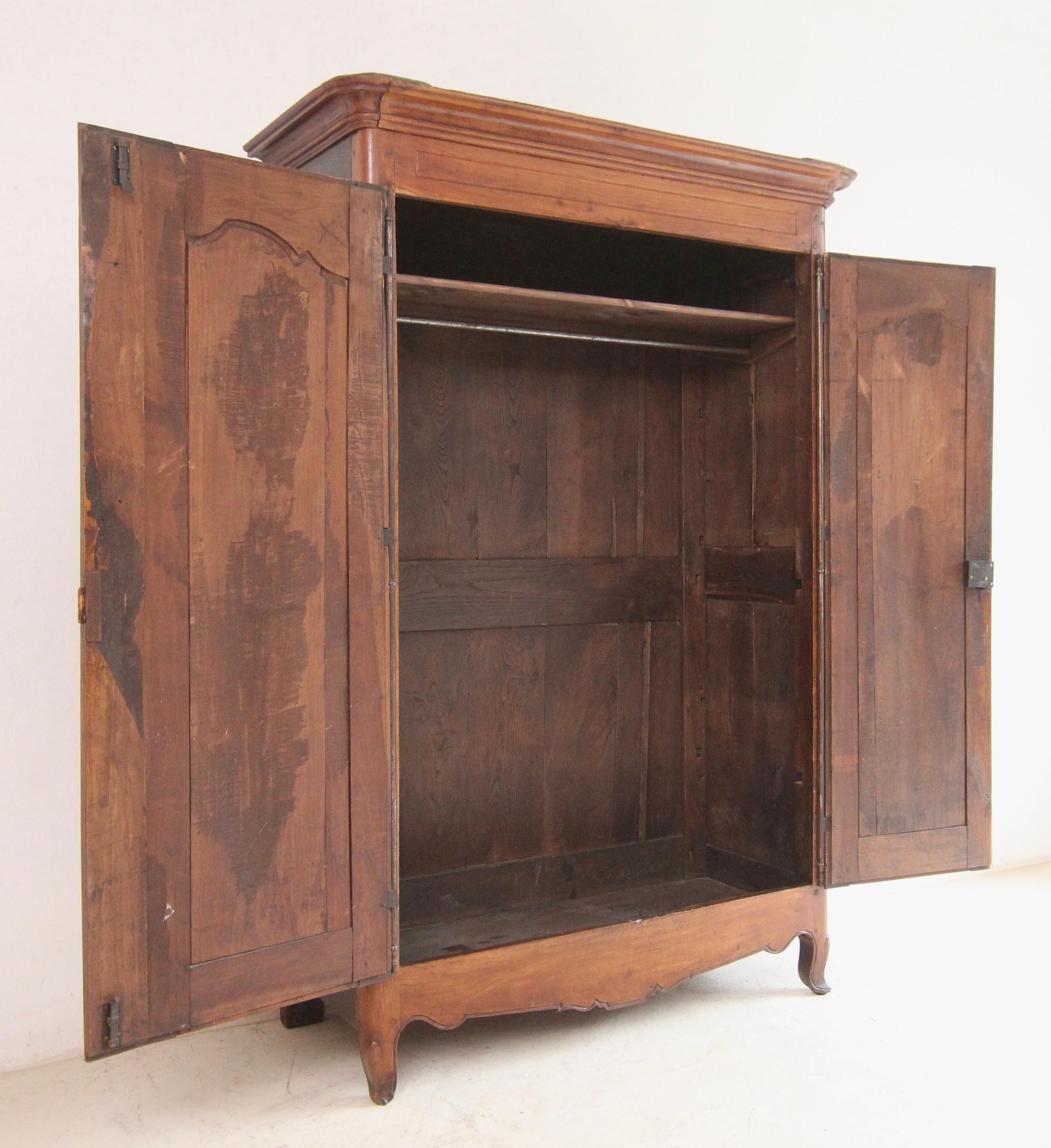 Armoire in legno di ciliegio e Oak Oak della fine del XVIII secolo. in vendita 10