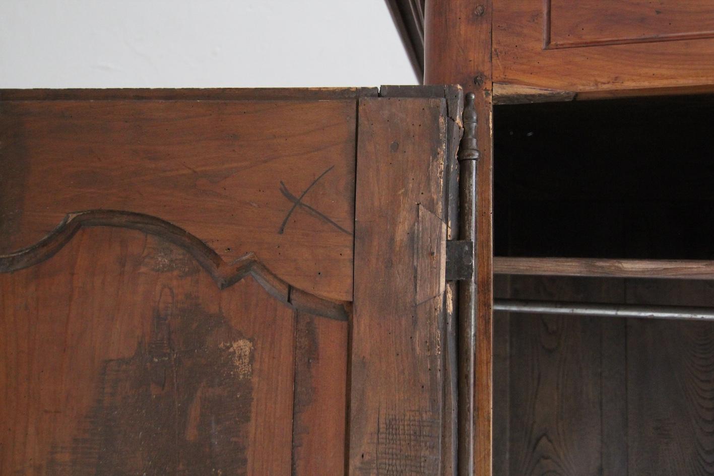 Armoire in legno di ciliegio e Oak Oak della fine del XVIII secolo. in vendita 11