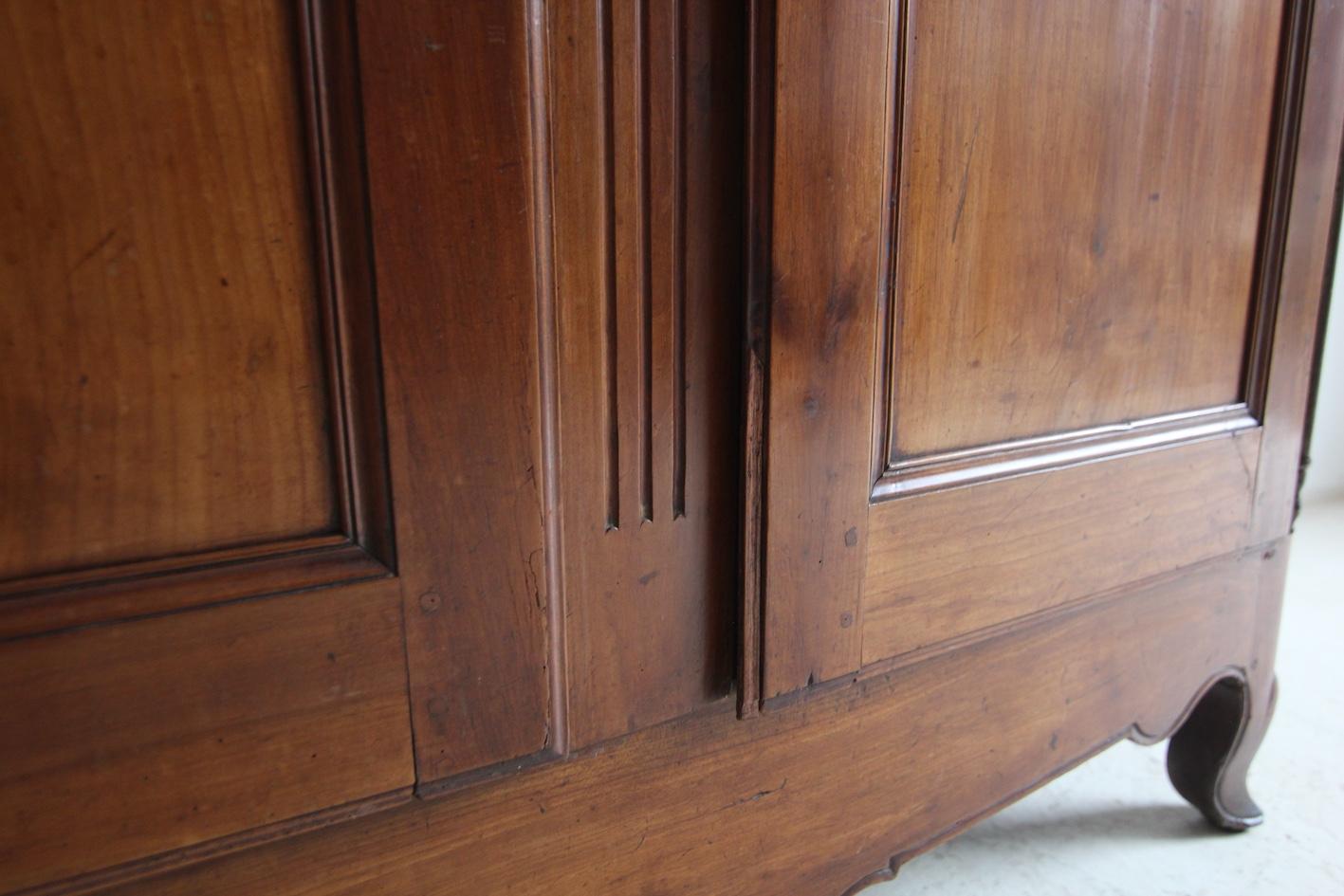 Armoire in legno di ciliegio e Oak Oak della fine del XVIII secolo. in vendita 12