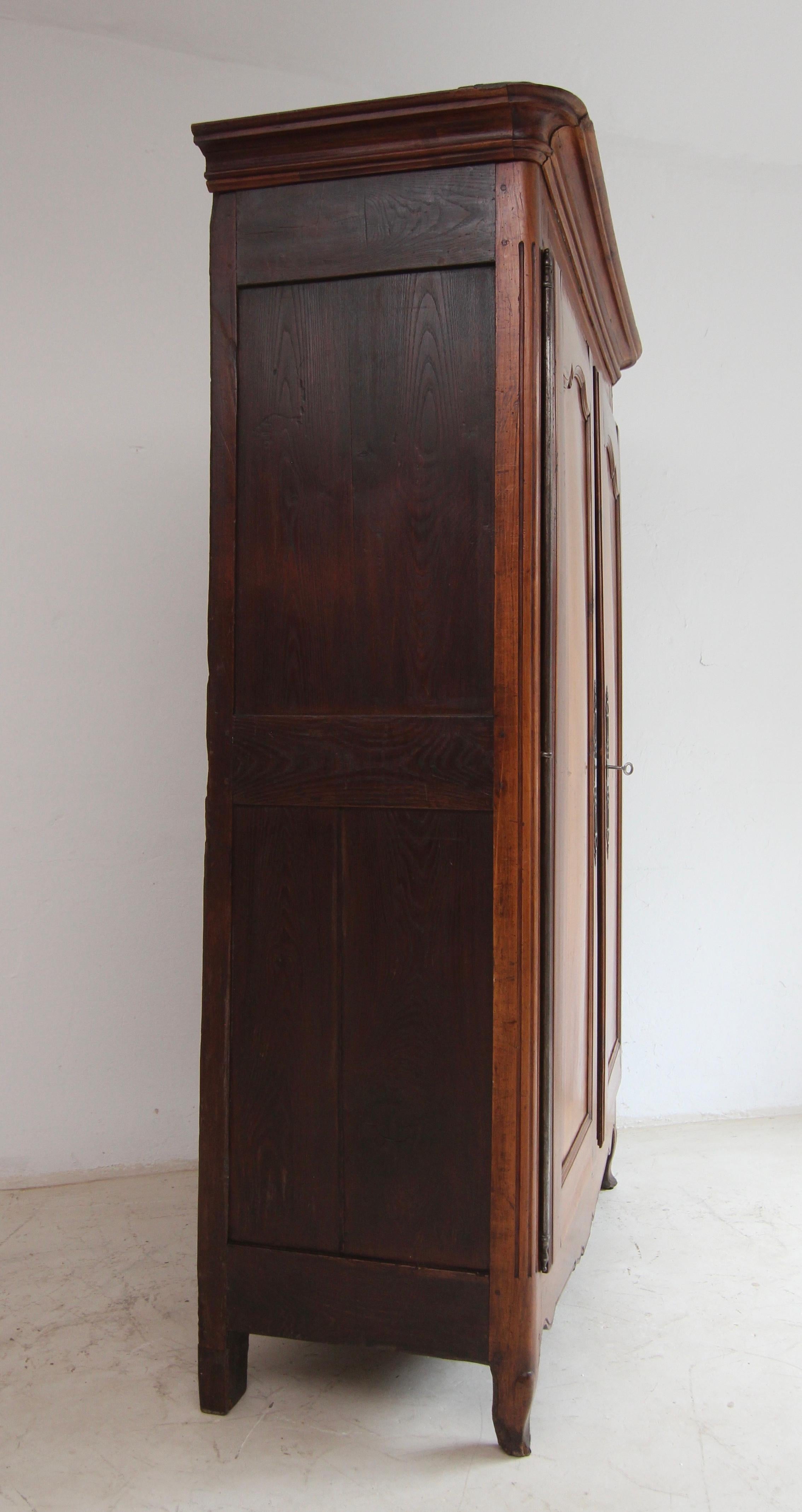Armoire in legno di ciliegio e Oak Oak della fine del XVIII secolo. in vendita 13