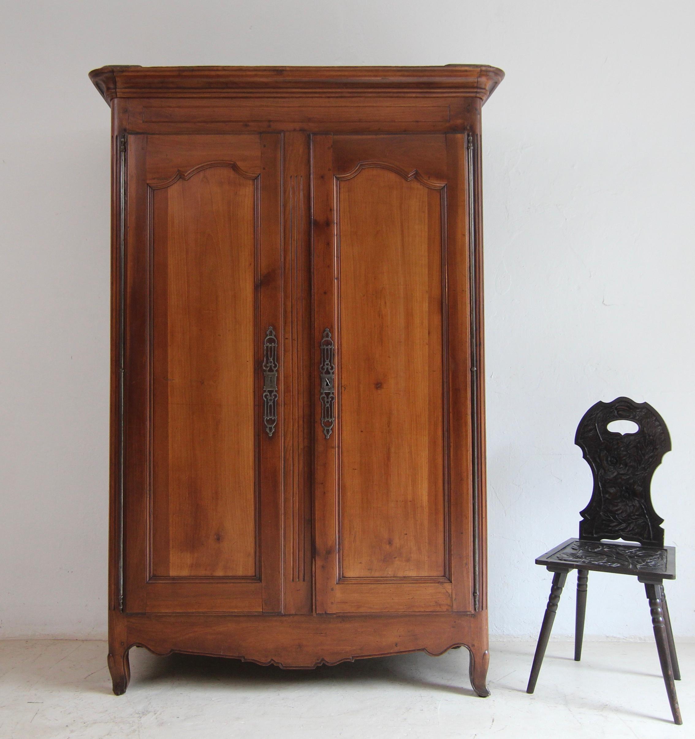 Un armadio provinciale francese della fine del XVIII secolo. Periodo di transizione. Legno massiccio di ciliegio e quercia. 

Un autentico esempio di cultura abitativa provinciale francese e di arte del mobile della fine del XVIII secolo.

Corpo