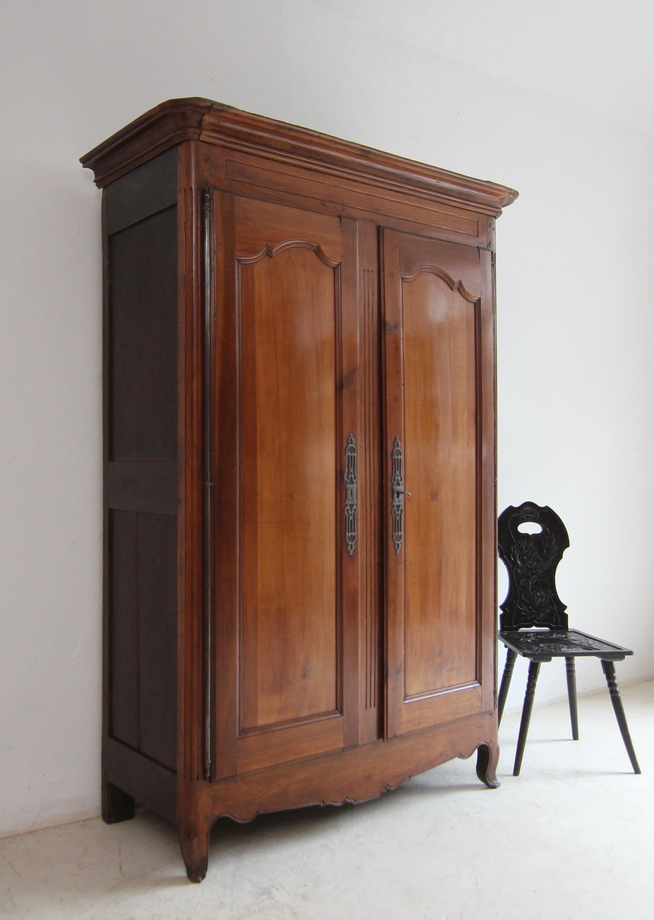 Stile provenzale Armoire in legno di ciliegio e Oak Oak della fine del XVIII secolo. in vendita