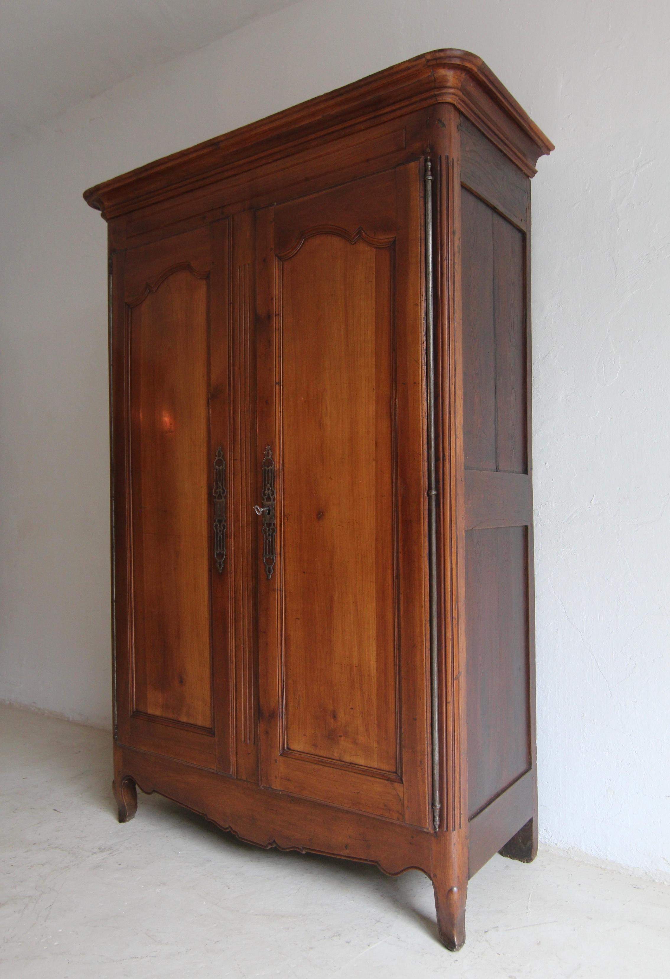 Francese Armoire in legno di ciliegio e Oak Oak della fine del XVIII secolo. in vendita