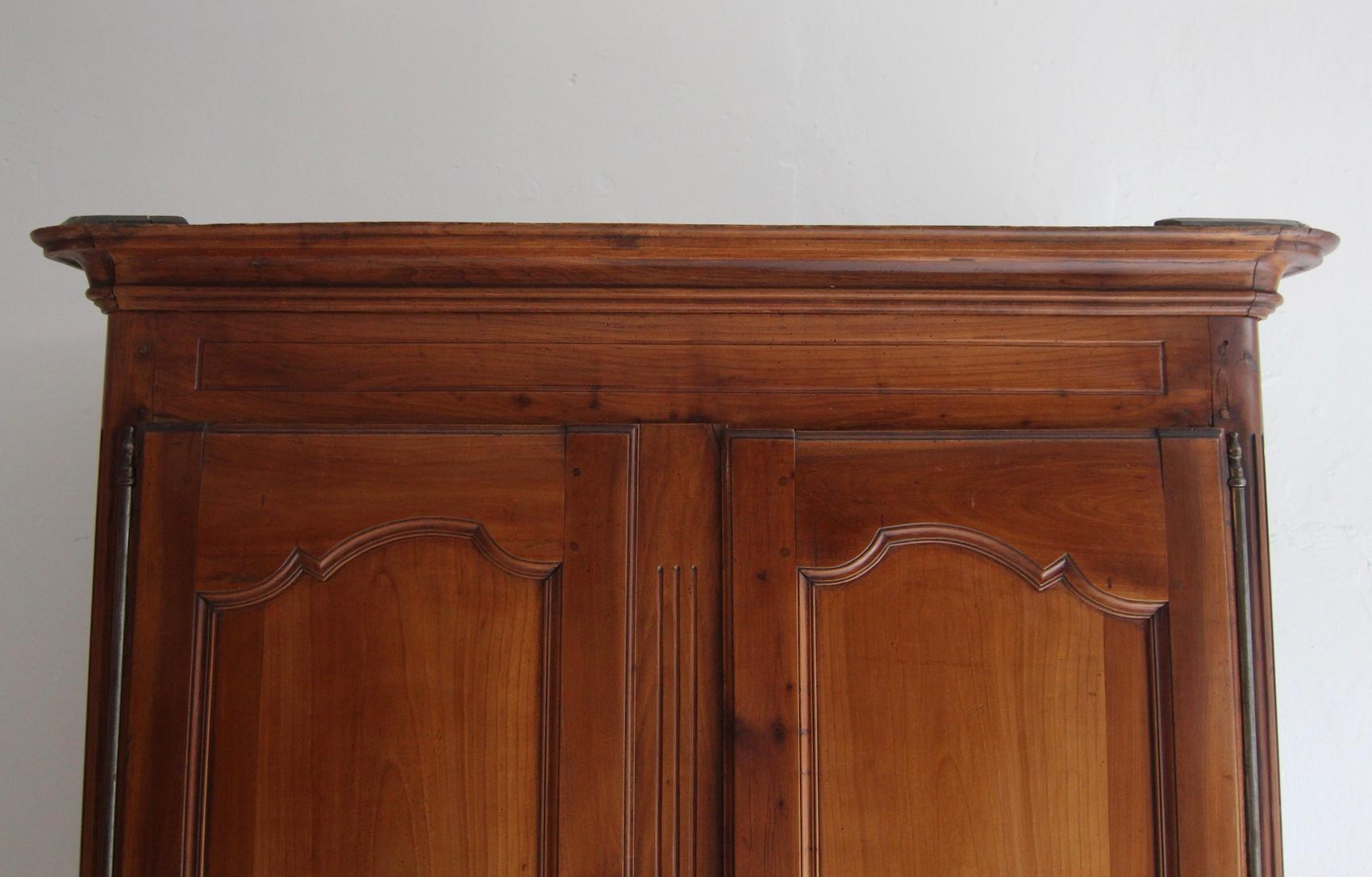 Armoire in legno di ciliegio e Oak Oak della fine del XVIII secolo. In condizioni buone in vendita a Dusseldorf, DE