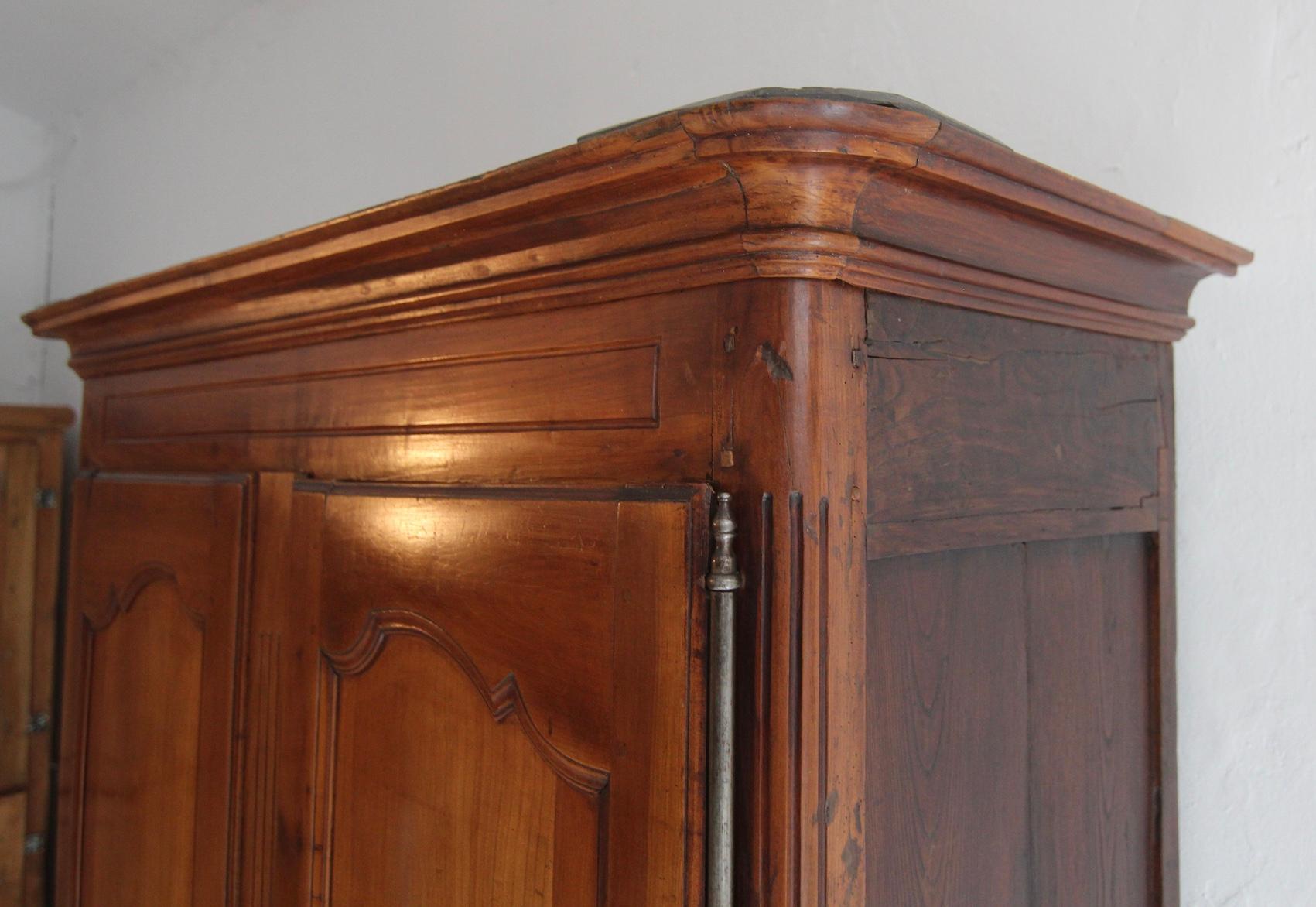 Ciliegio Armoire in legno di ciliegio e Oak Oak della fine del XVIII secolo. in vendita
