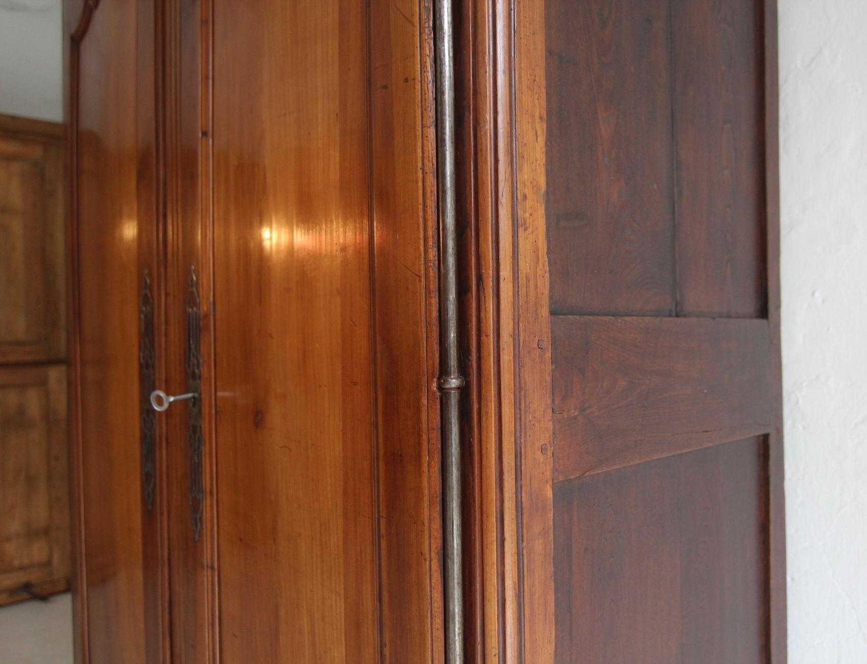 Armoire in legno di ciliegio e Oak Oak della fine del XVIII secolo. in vendita 1