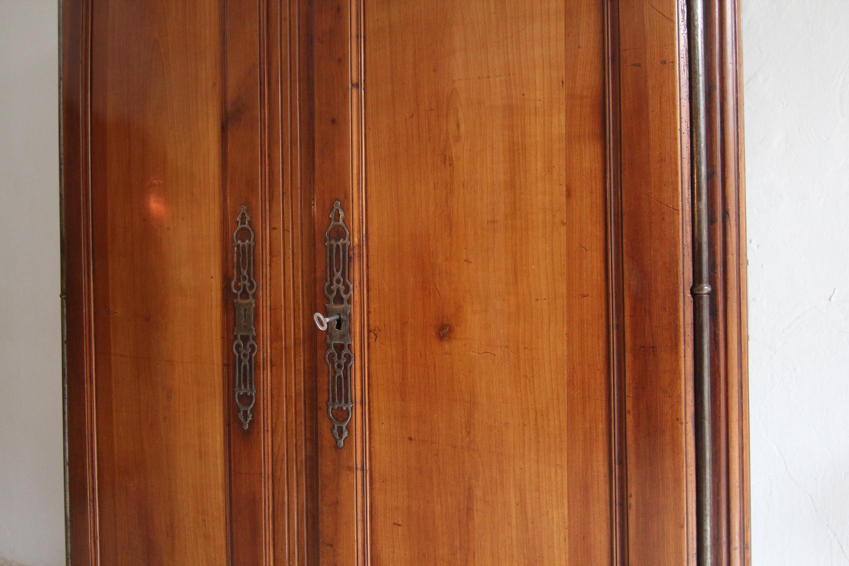 Armoire in legno di ciliegio e Oak Oak della fine del XVIII secolo. in vendita 2