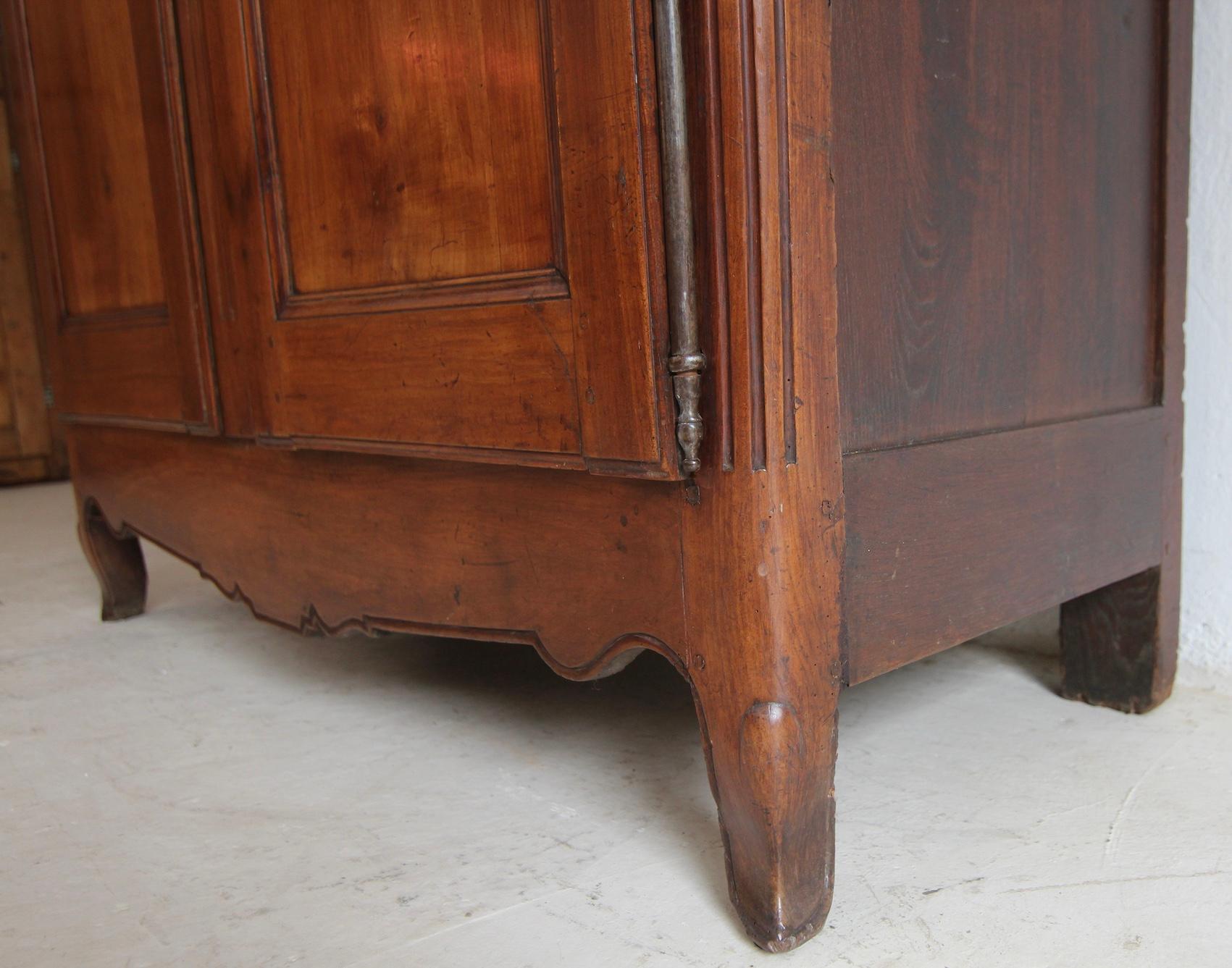 Armoire in legno di ciliegio e Oak Oak della fine del XVIII secolo. in vendita 3