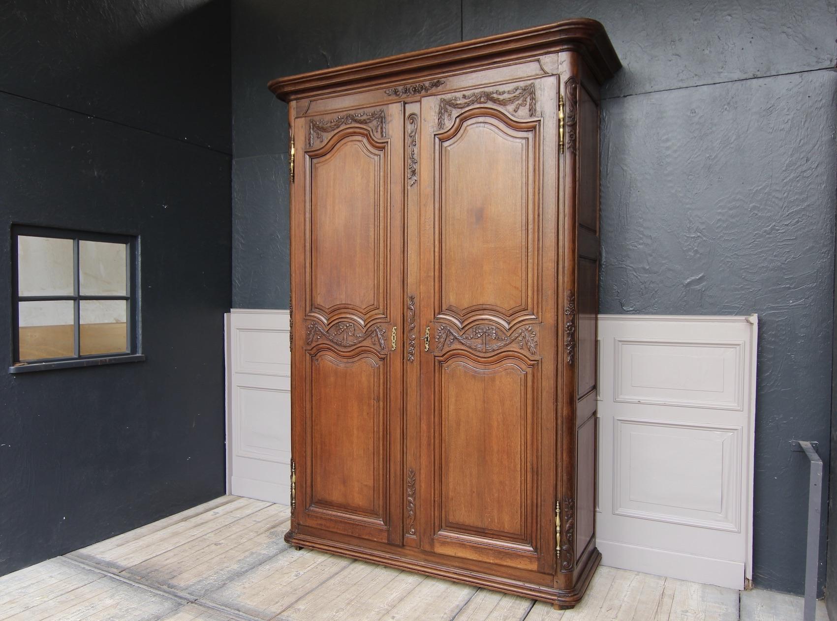 Late 18th Century French Provincial Louis XVI Cabinet or Armoire made of Oak In Good Condition For Sale In Dusseldorf, DE