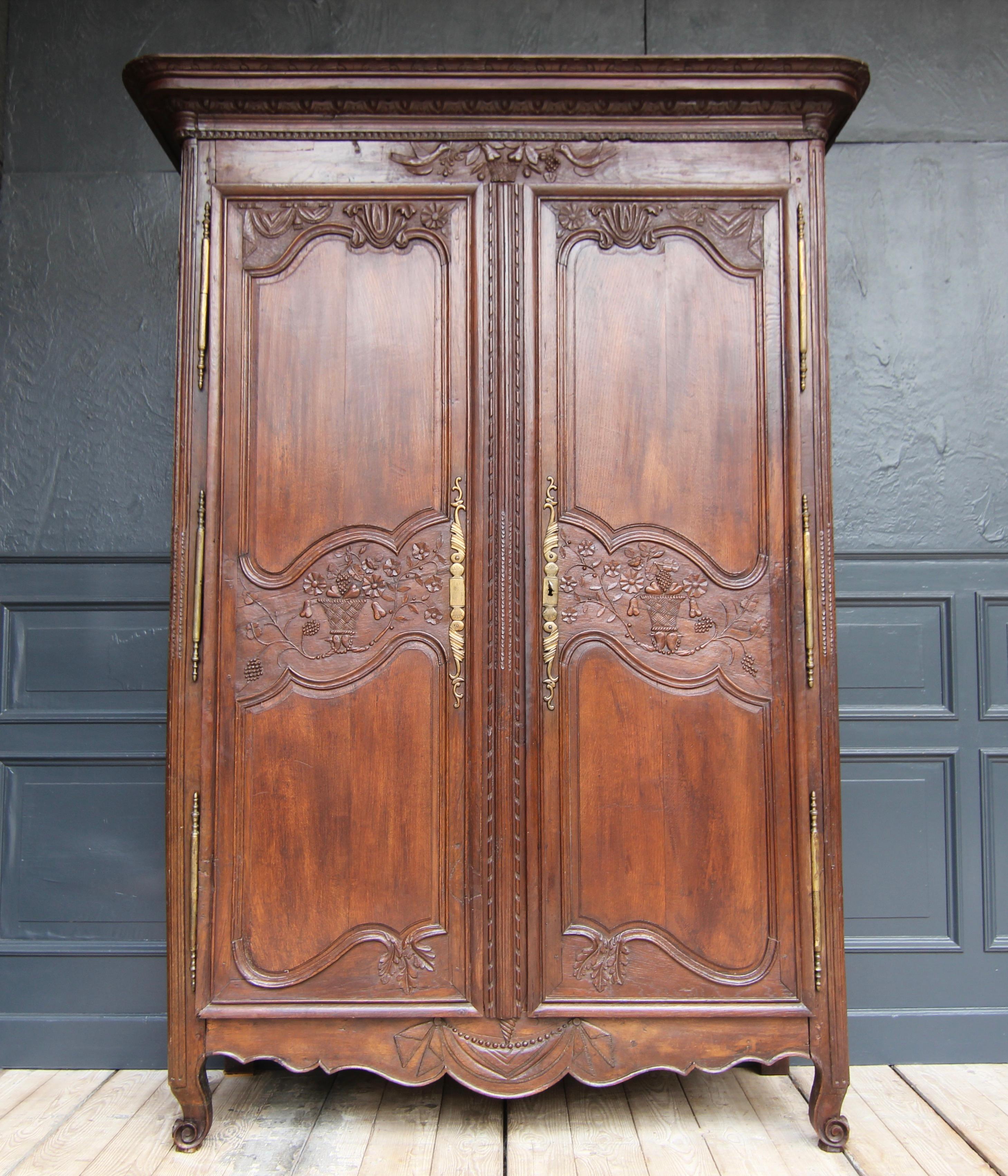 Late 18th Century French Provincial Marriage Armoire or Cabinet In Good Condition In Dusseldorf, DE