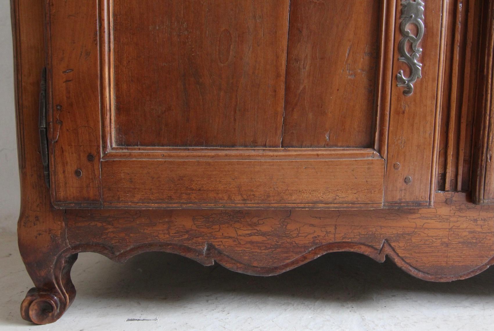 Buffet ou buffet en noyer de style provincial français de la fin du XVIIIe siècle en vente 4
