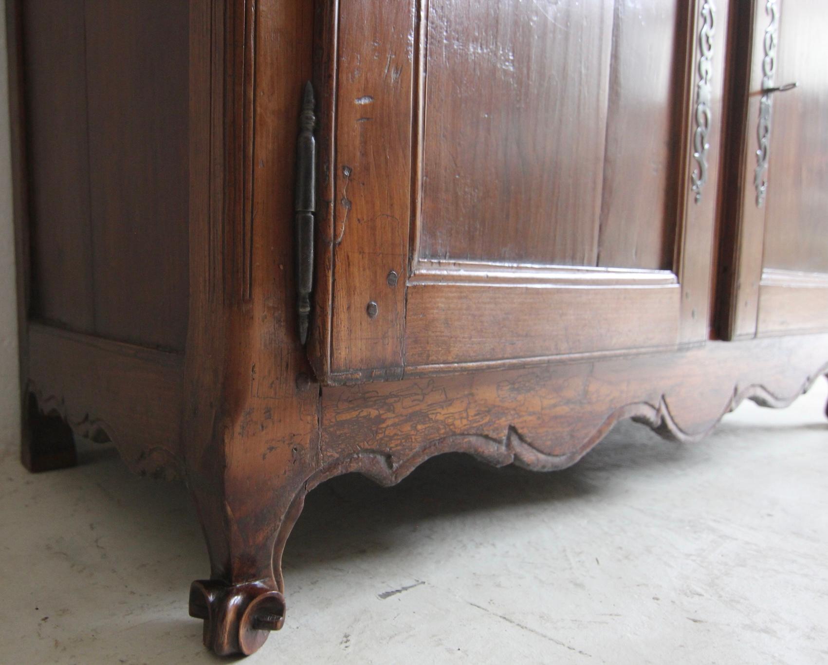 Buffet ou buffet en noyer de style provincial français de la fin du XVIIIe siècle en vente 5