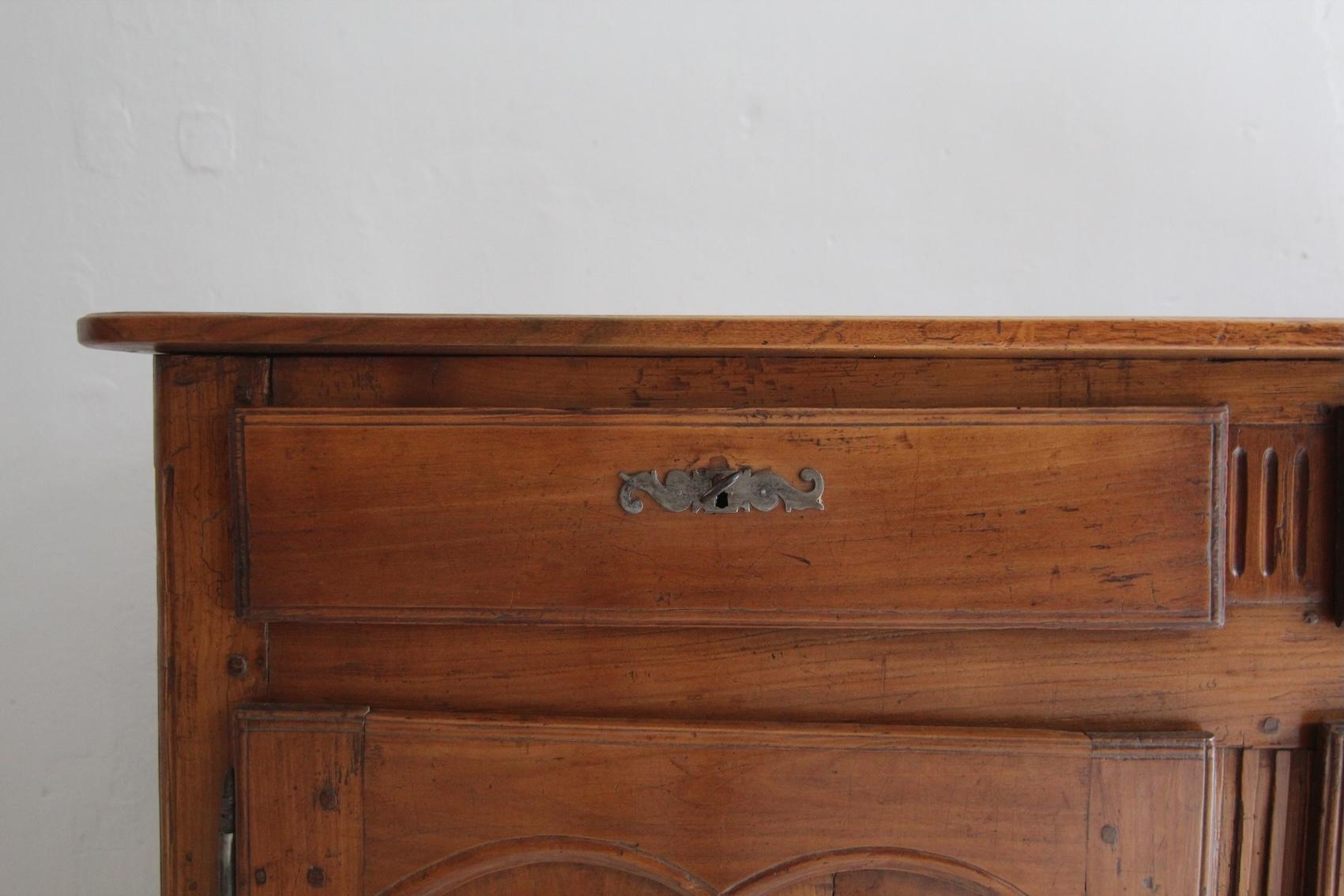 Buffet ou buffet en noyer de style provincial français de la fin du XVIIIe siècle en vente 6