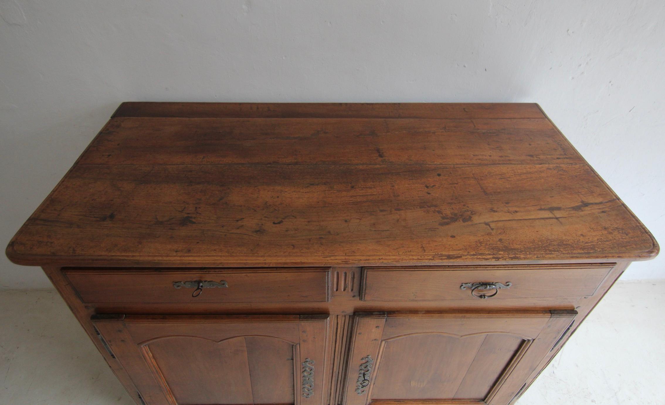 Buffet ou buffet en noyer de style provincial français de la fin du XVIIIe siècle en vente 7