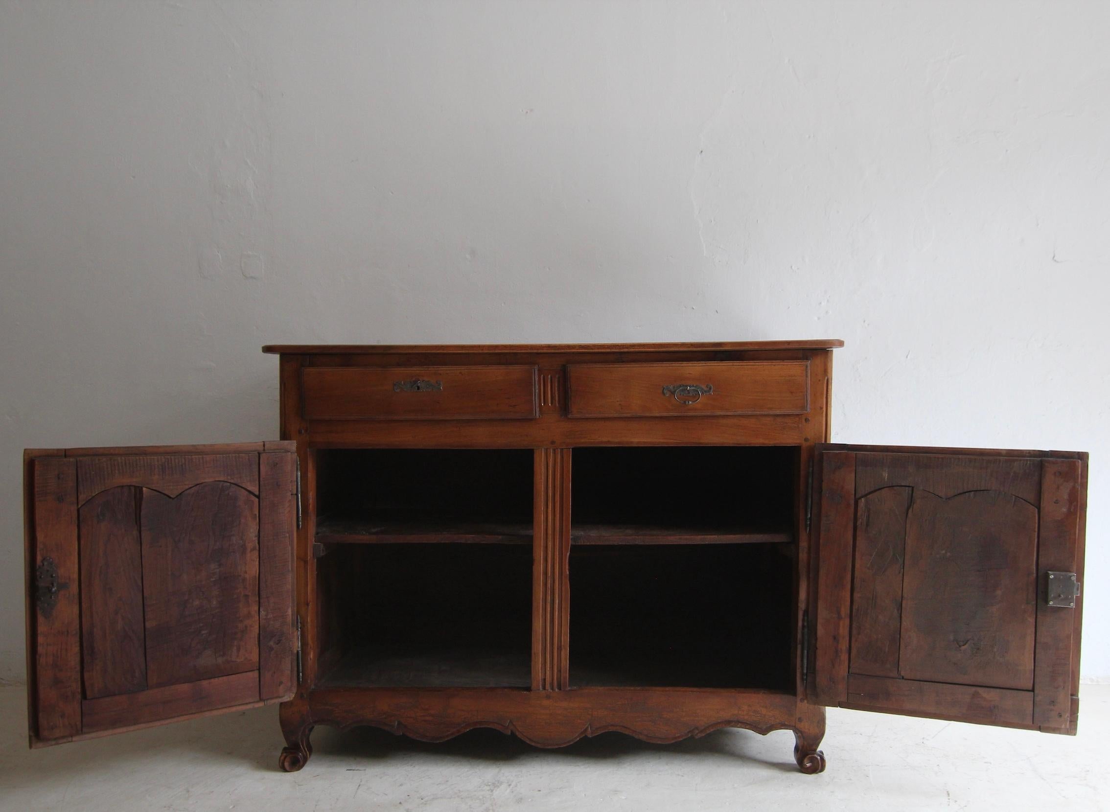 Buffet ou buffet en noyer de style provincial français de la fin du XVIIIe siècle en vente 8