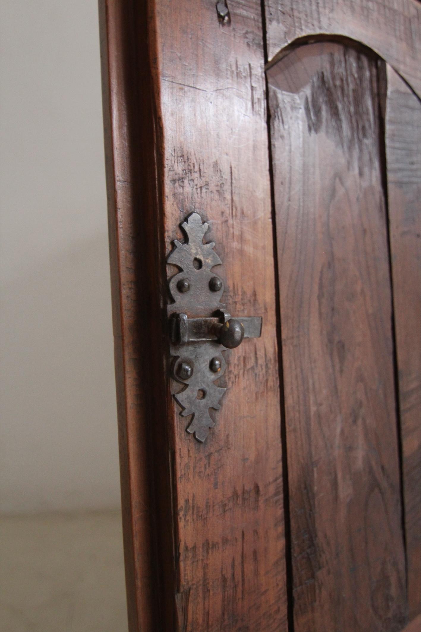 Buffet ou buffet en noyer de style provincial français de la fin du XVIIIe siècle en vente 9