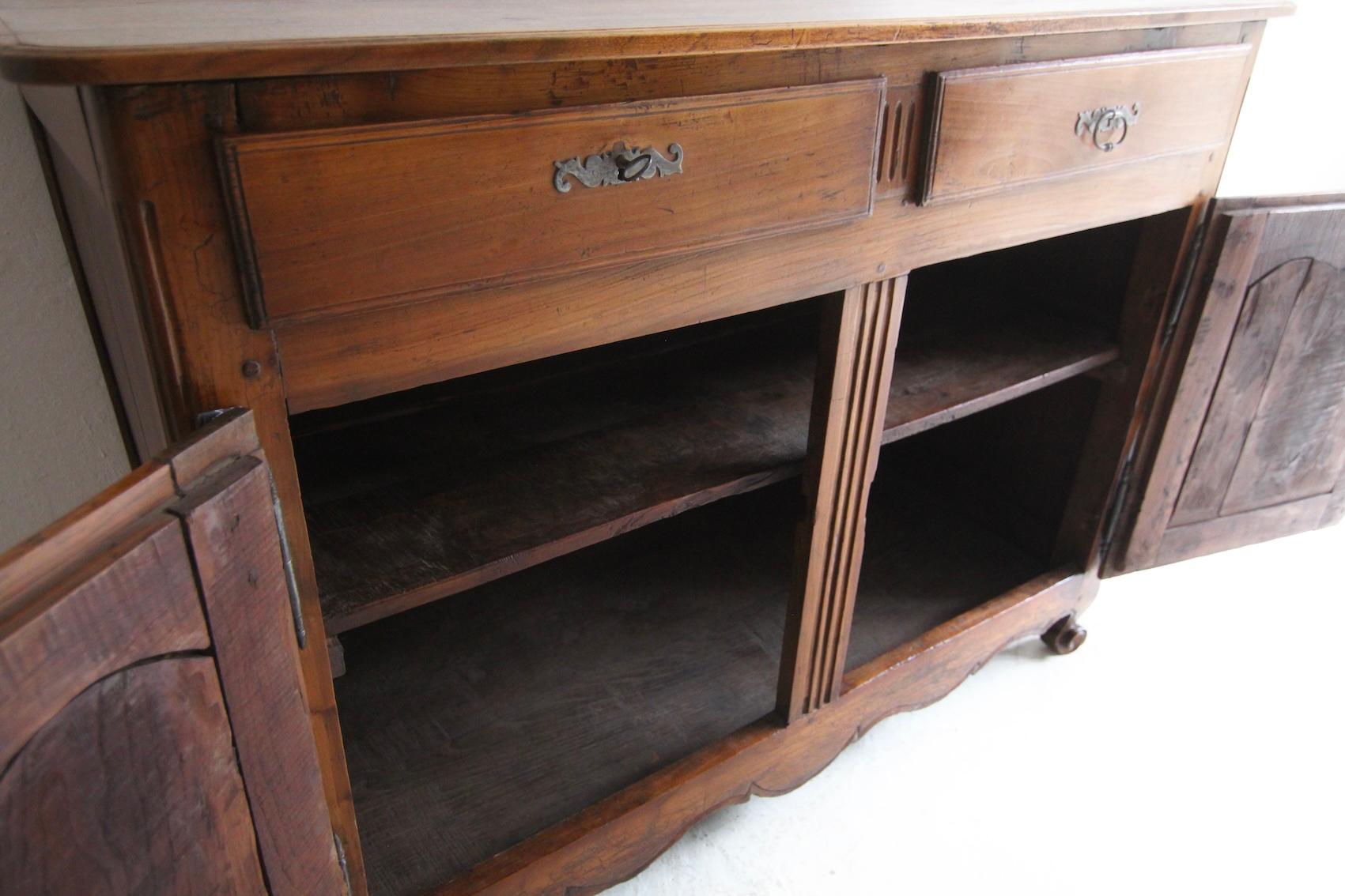 Buffet ou buffet en noyer de style provincial français de la fin du XVIIIe siècle en vente 10