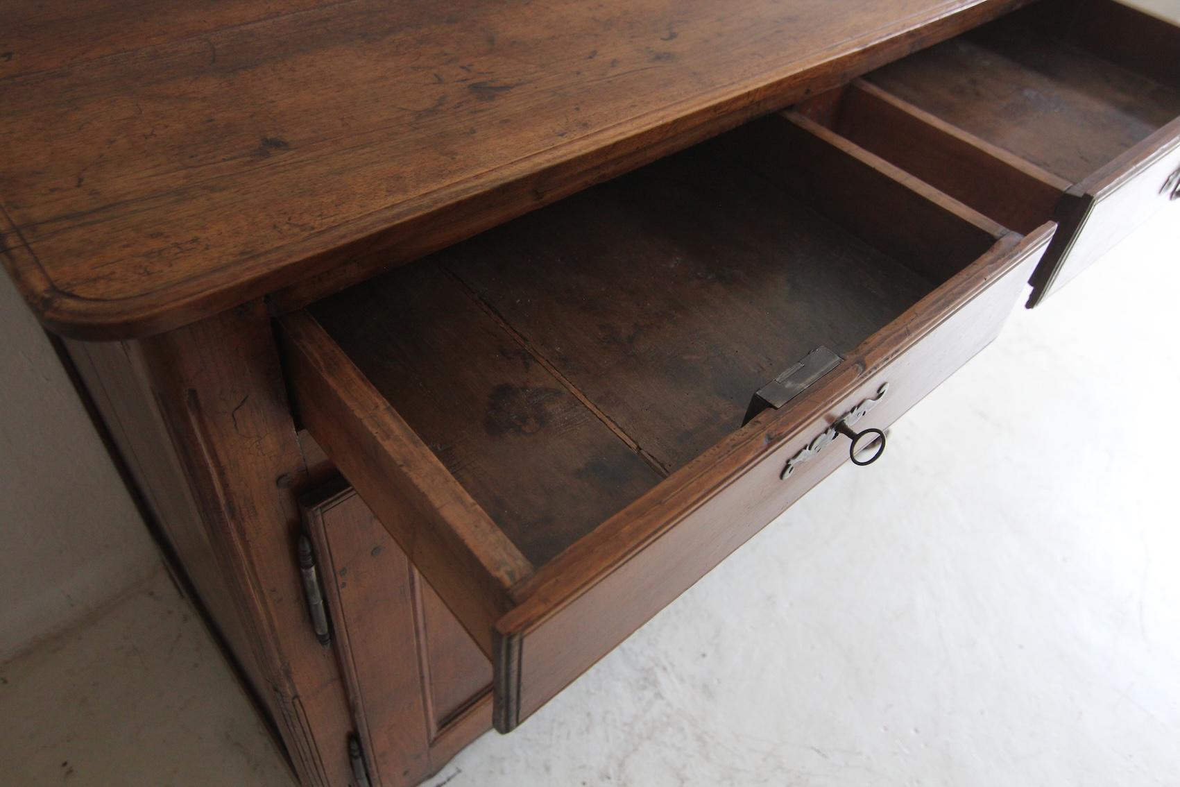 Buffet ou buffet en noyer de style provincial français de la fin du XVIIIe siècle en vente 11