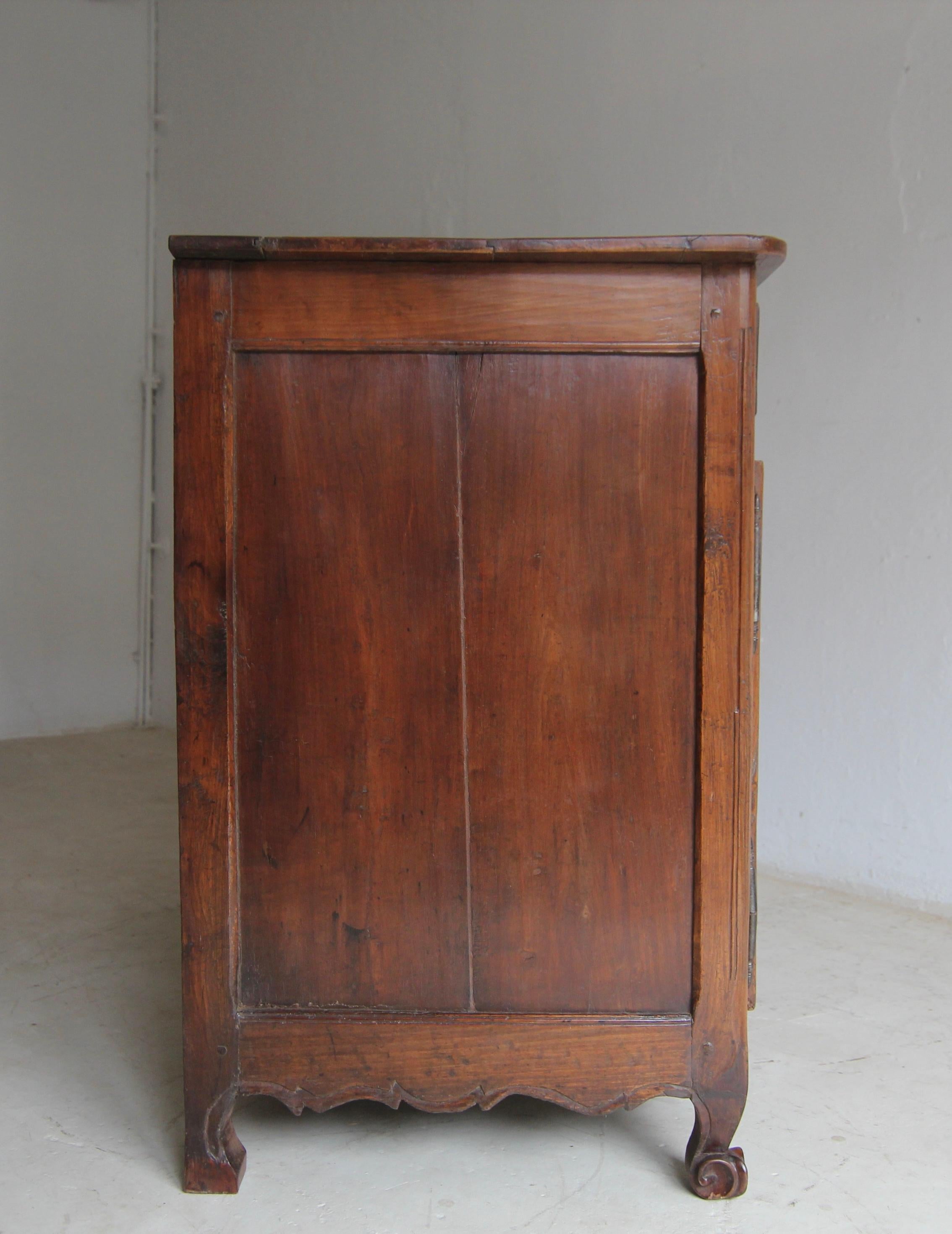 Buffet ou buffet en noyer de style provincial français de la fin du XVIIIe siècle en vente 13