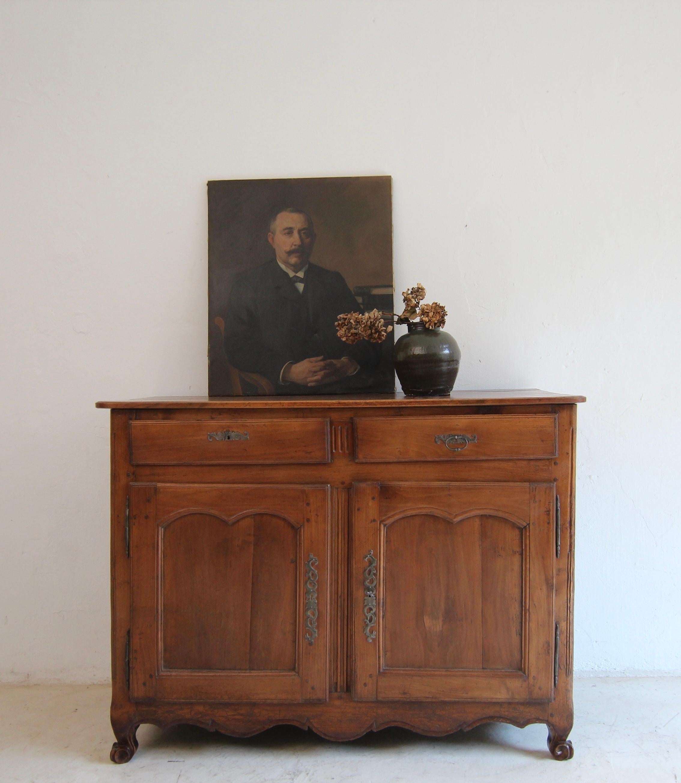 Buffet provincial français de la fin du XVIIIe siècle. Fabrication solide en noyer. Prêt pour une utilisation quotidienne avec une patine d'origine attrayante.

De fabrication traditionnelle en colombage, à caissons sur les côtés, à deux portes avec