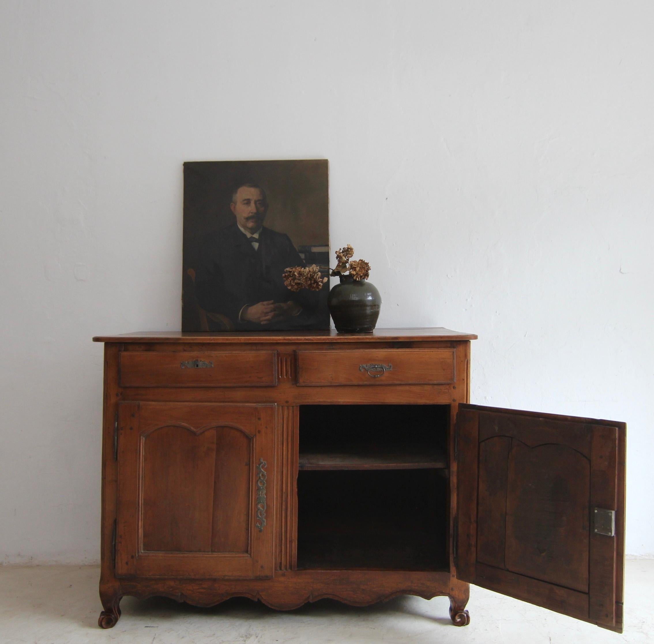 Provincial français Buffet ou buffet en noyer de style provincial français de la fin du XVIIIe siècle en vente