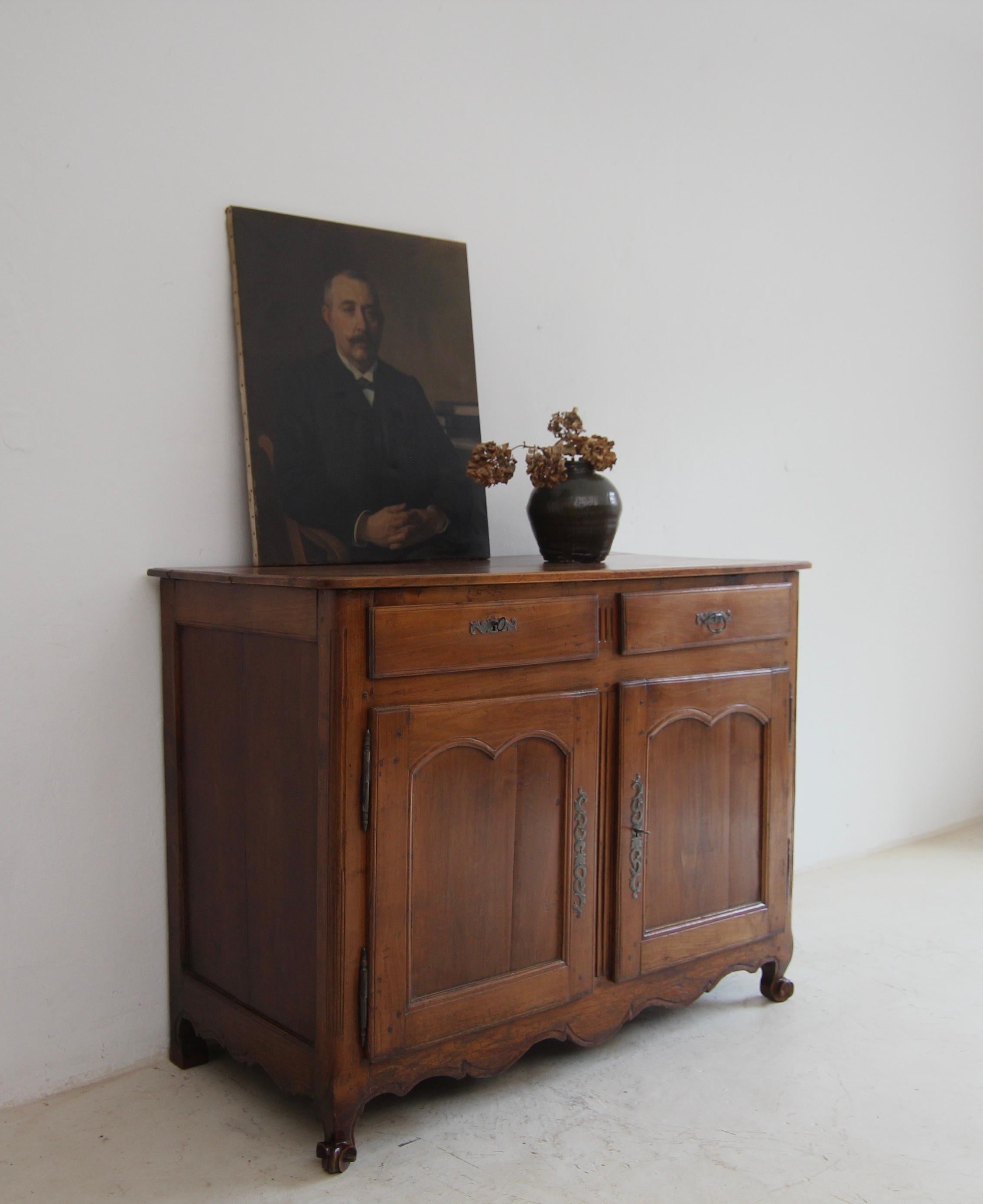 Français Buffet ou buffet en noyer de style provincial français de la fin du XVIIIe siècle en vente