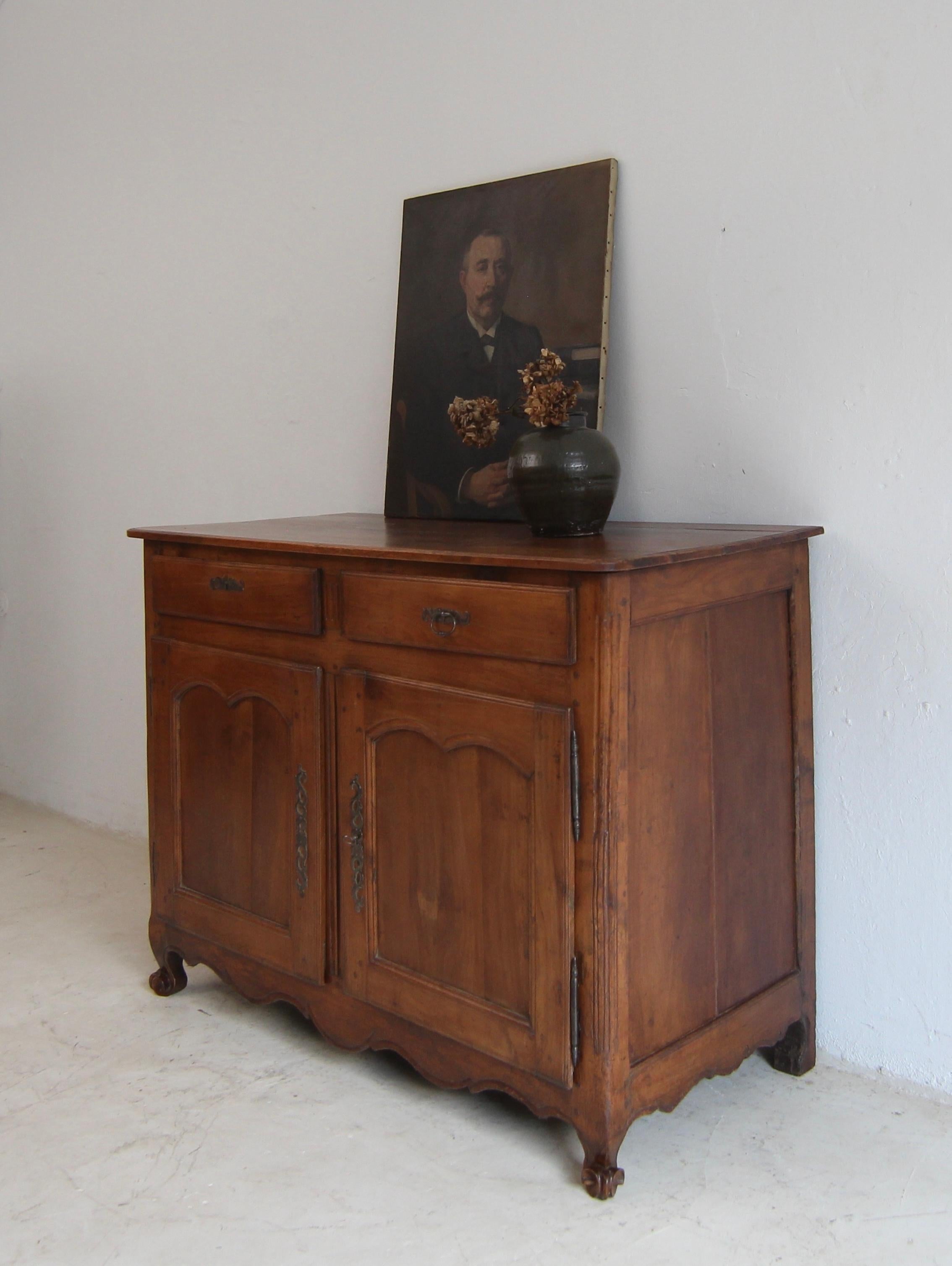 Buffet ou buffet en noyer de style provincial français de la fin du XVIIIe siècle Bon état - En vente à Dusseldorf, DE