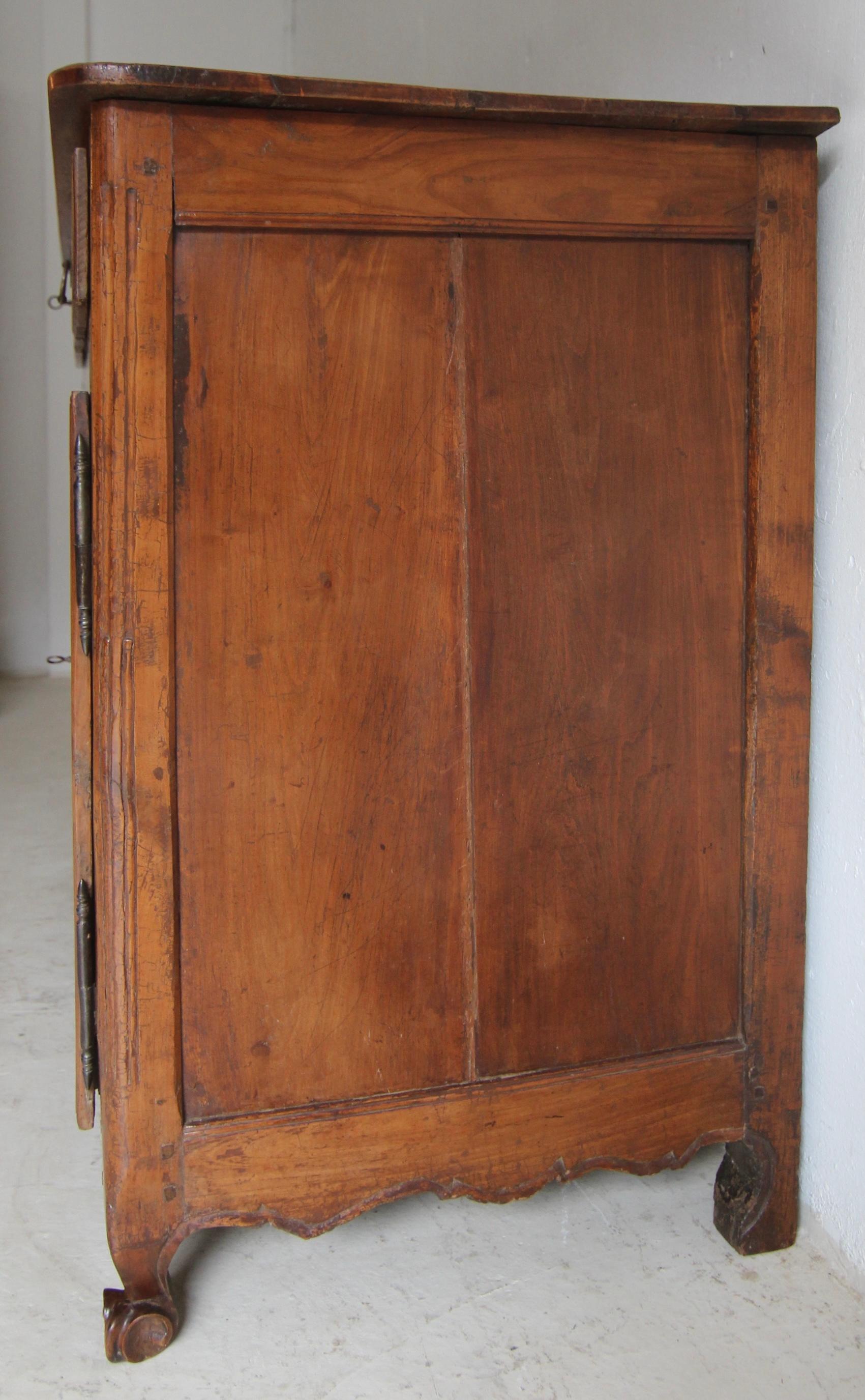 Noyer Buffet ou buffet en noyer de style provincial français de la fin du XVIIIe siècle en vente