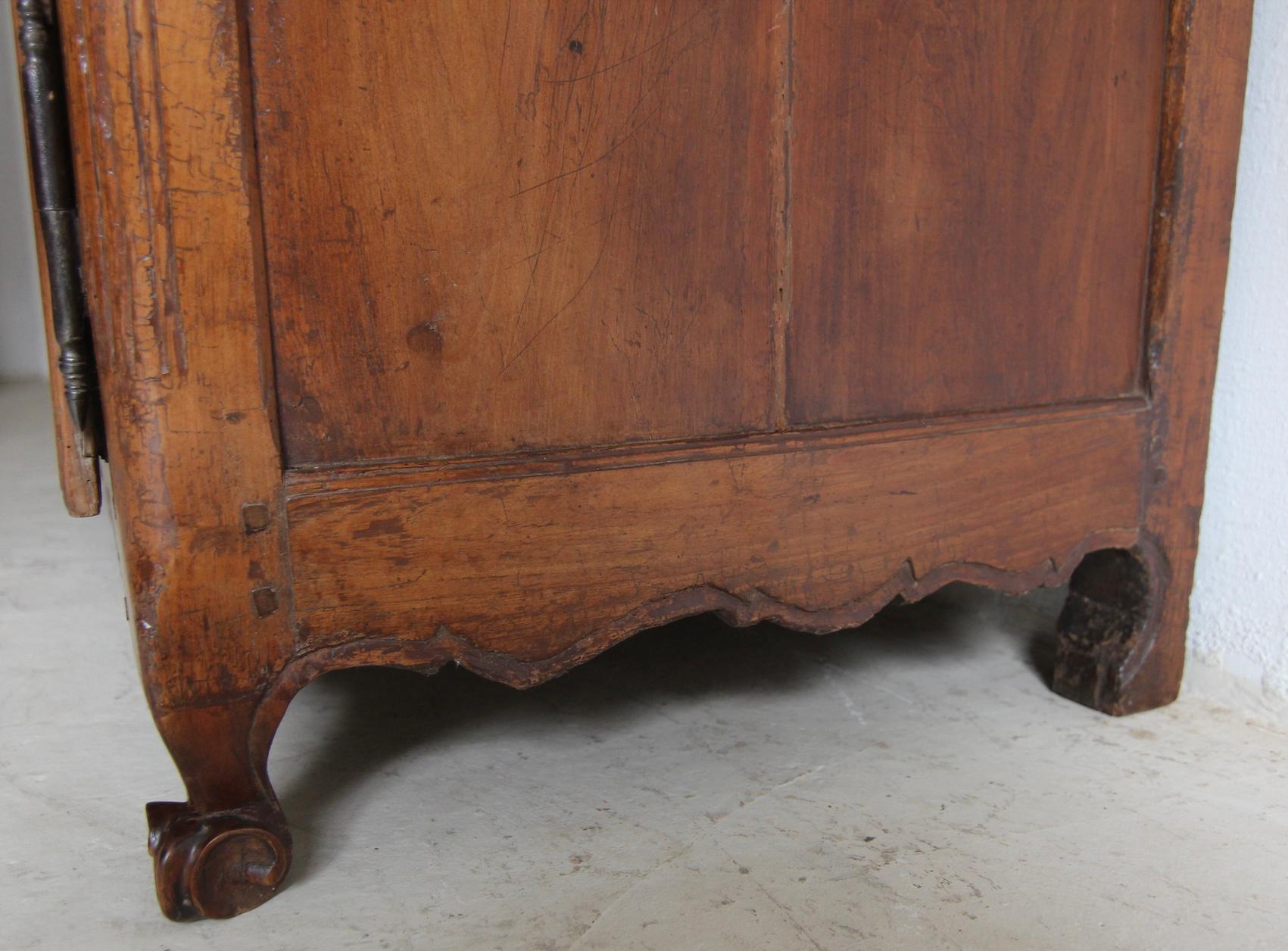 Buffet ou buffet en noyer de style provincial français de la fin du XVIIIe siècle en vente 1