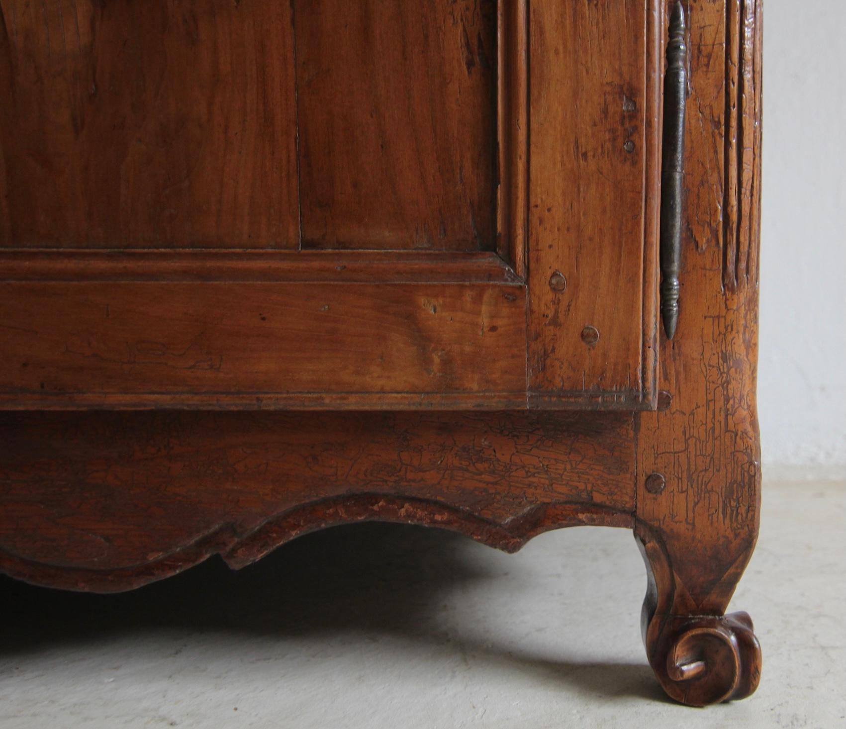 Buffet ou buffet en noyer de style provincial français de la fin du XVIIIe siècle en vente 2