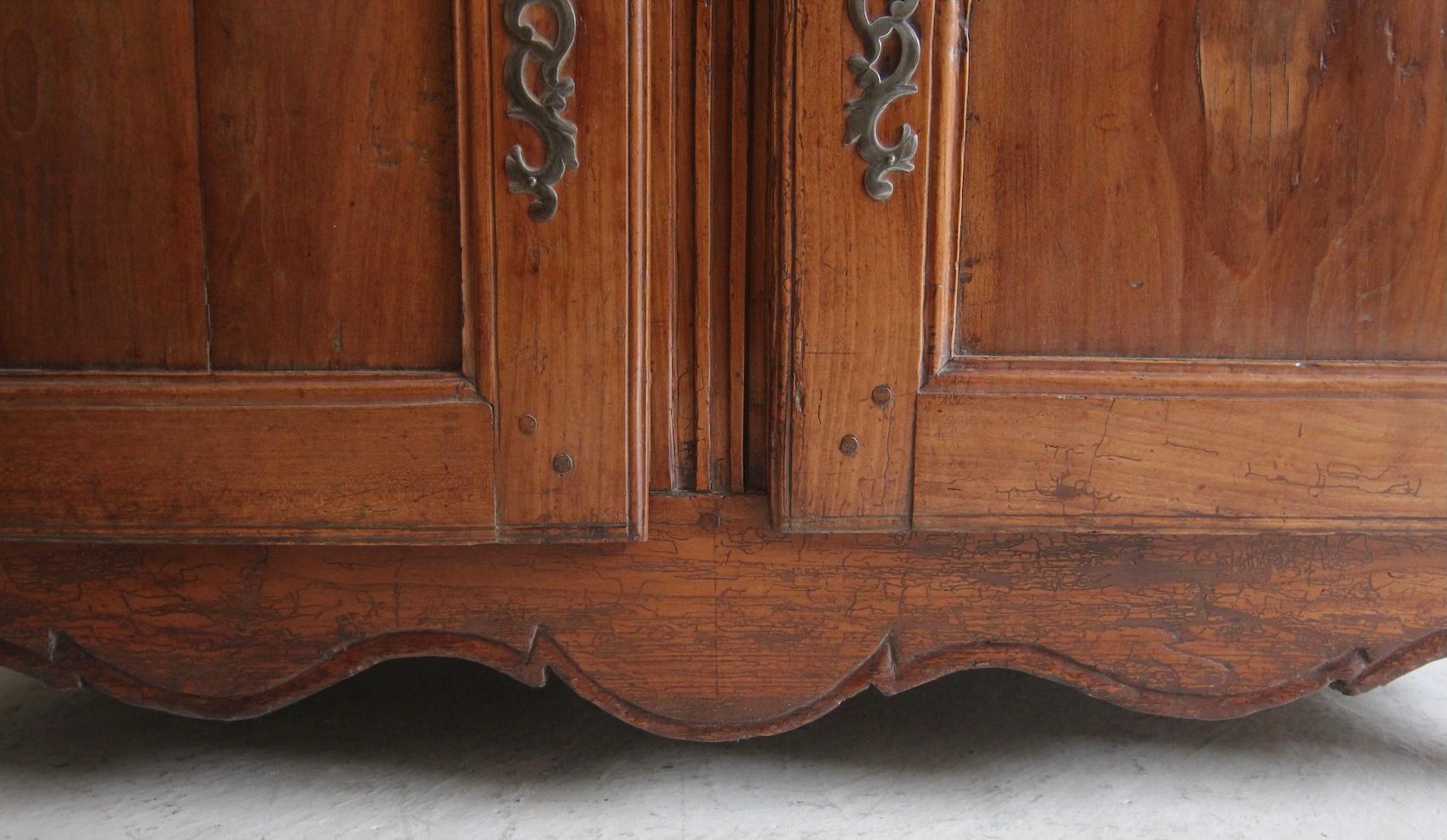 Buffet ou buffet en noyer de style provincial français de la fin du XVIIIe siècle en vente 3