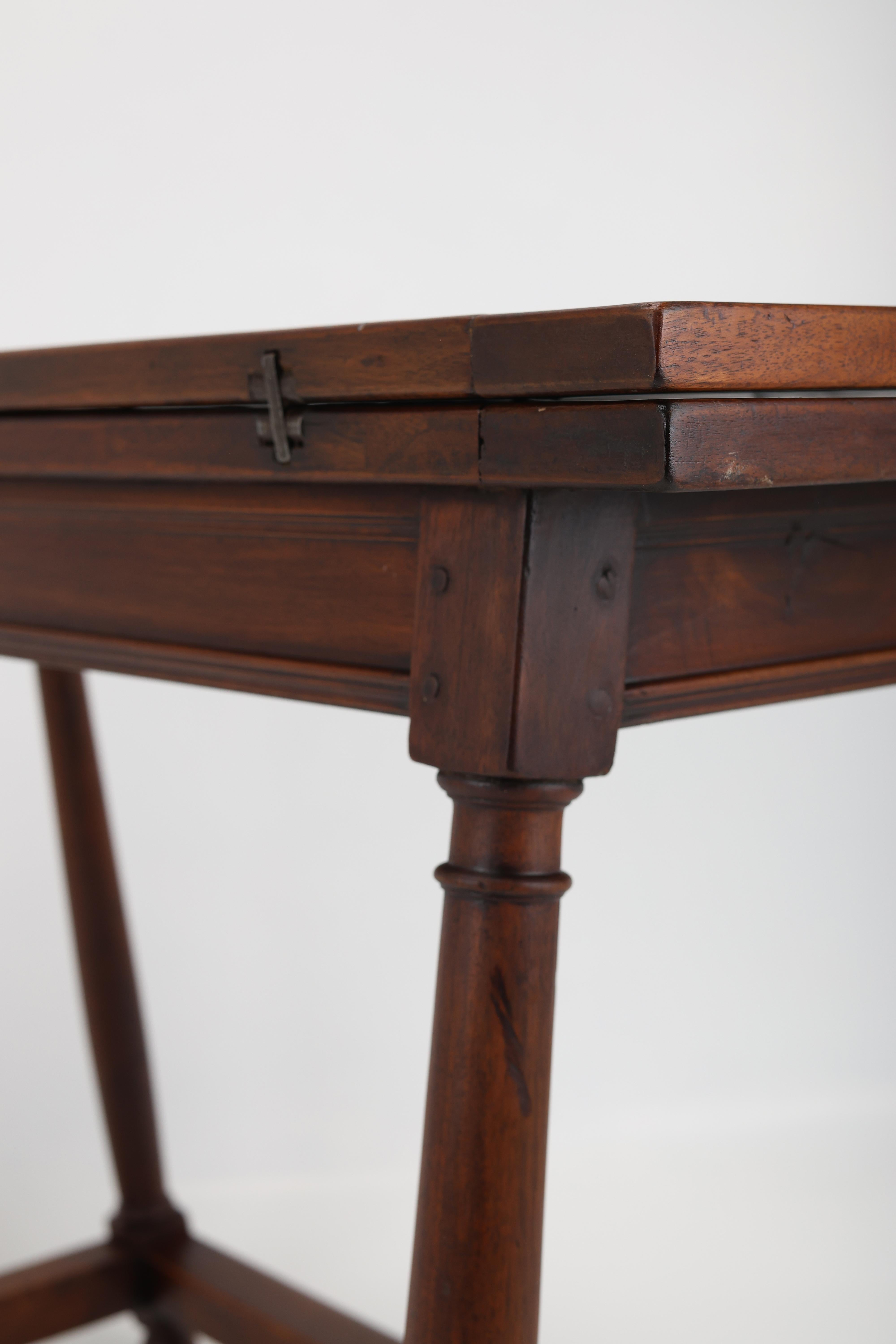 Table console en noyer de style provincial français de la fin du XVIIIe siècle en vente 4