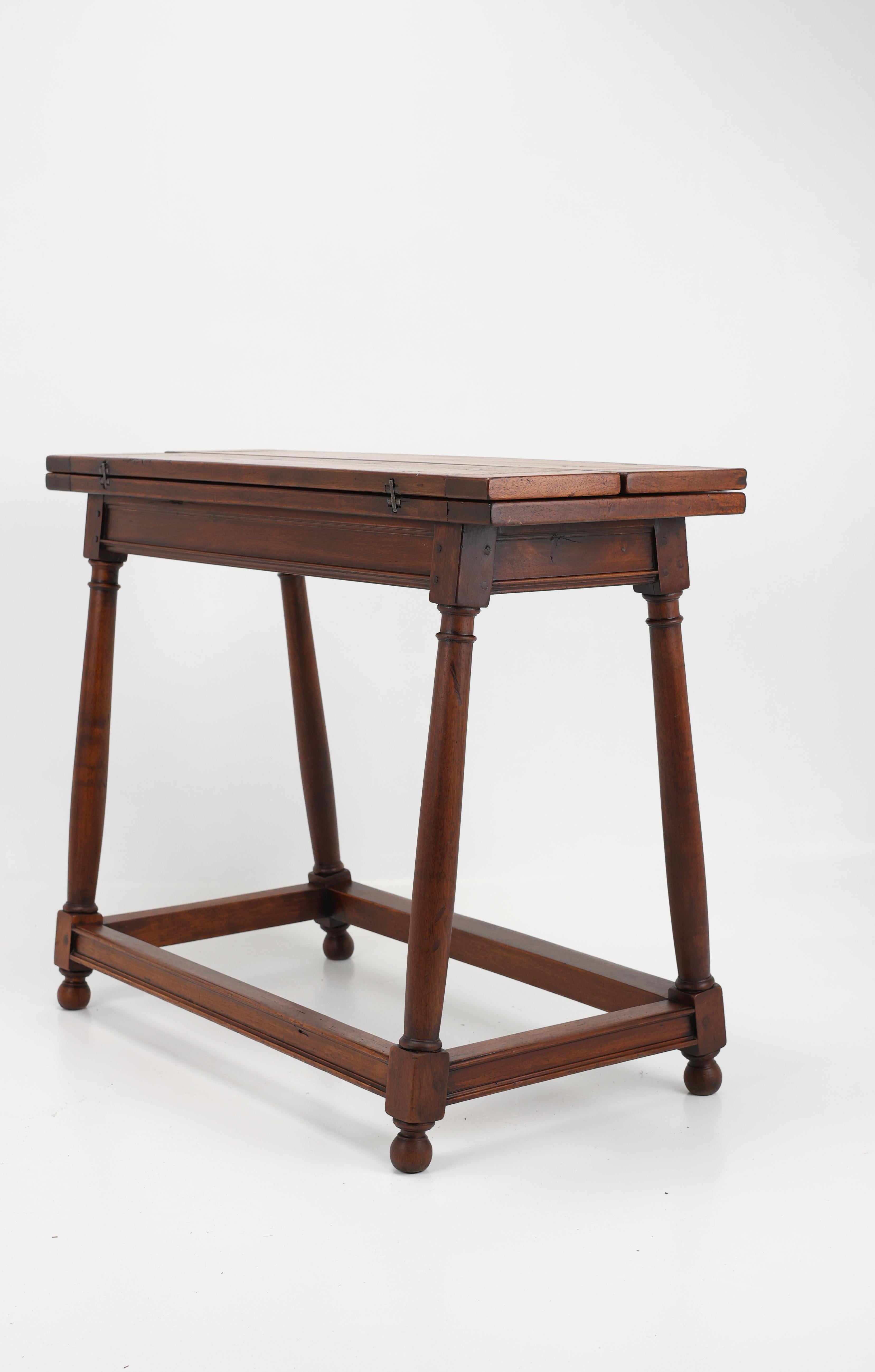 Table console en noyer de style provincial français de la fin du XVIIIe siècle en vente 6