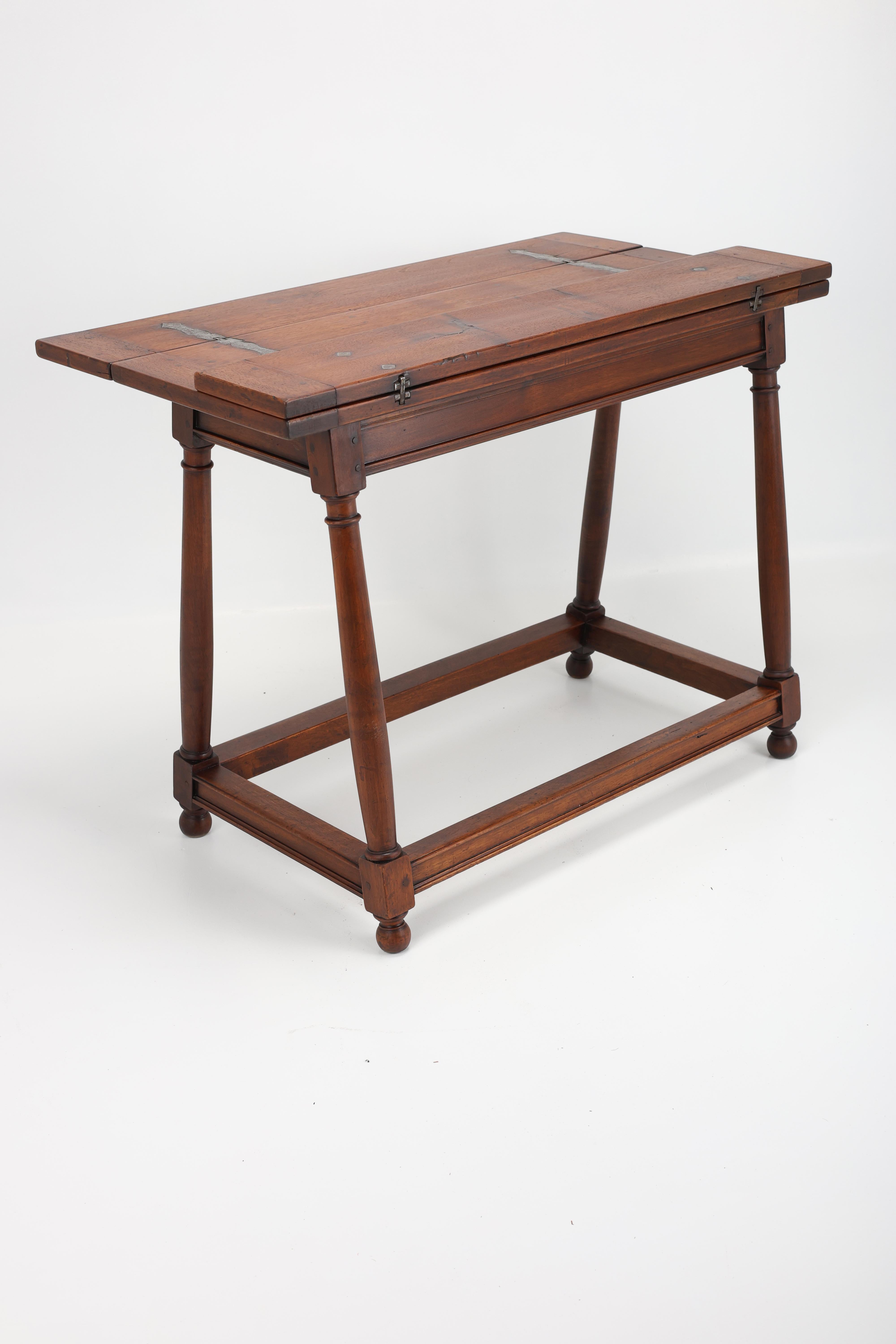 Table console en noyer de style provincial français de la fin du XVIIIe siècle en vente 7