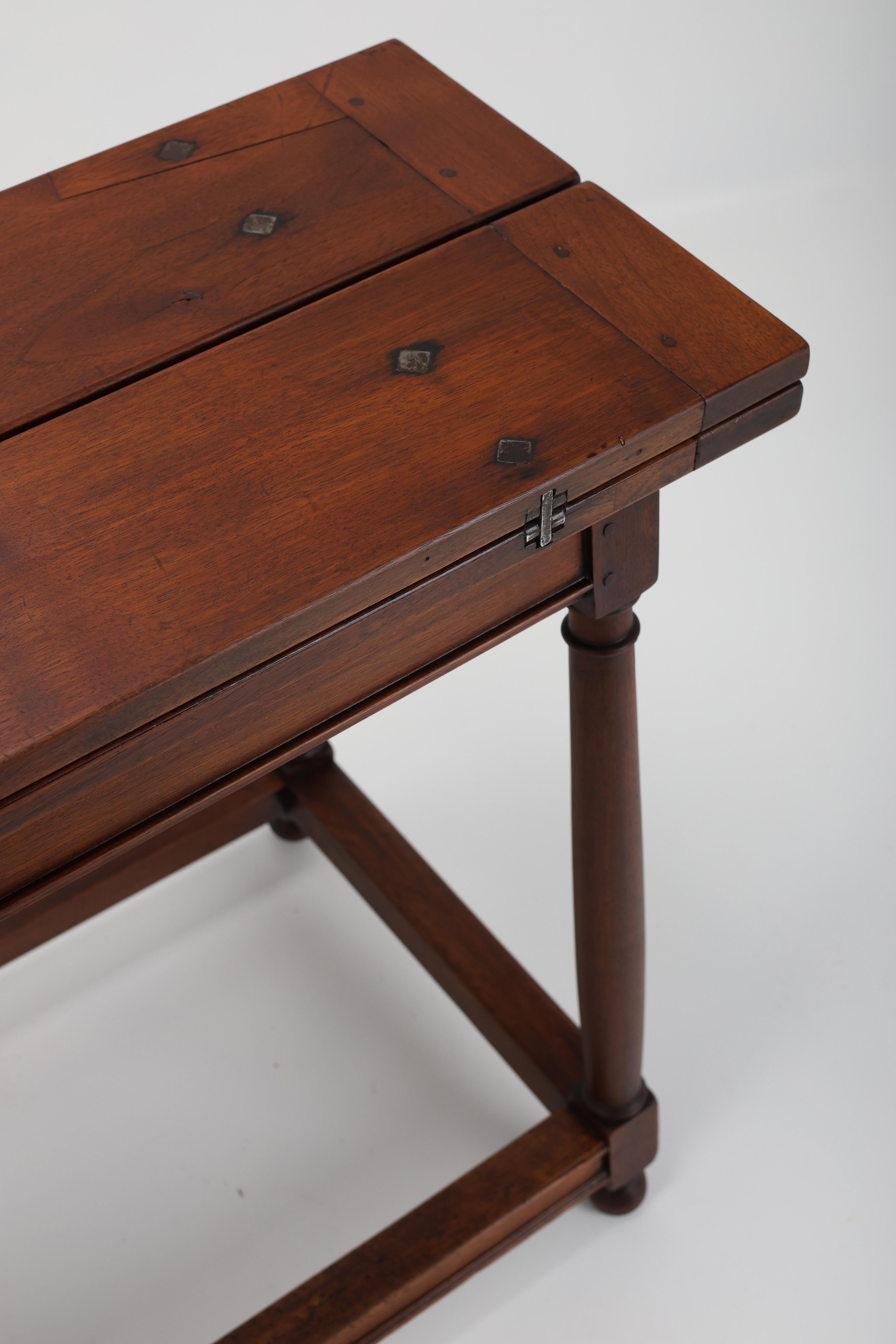 Table console en noyer de style provincial français de la fin du XVIIIe siècle en vente 9