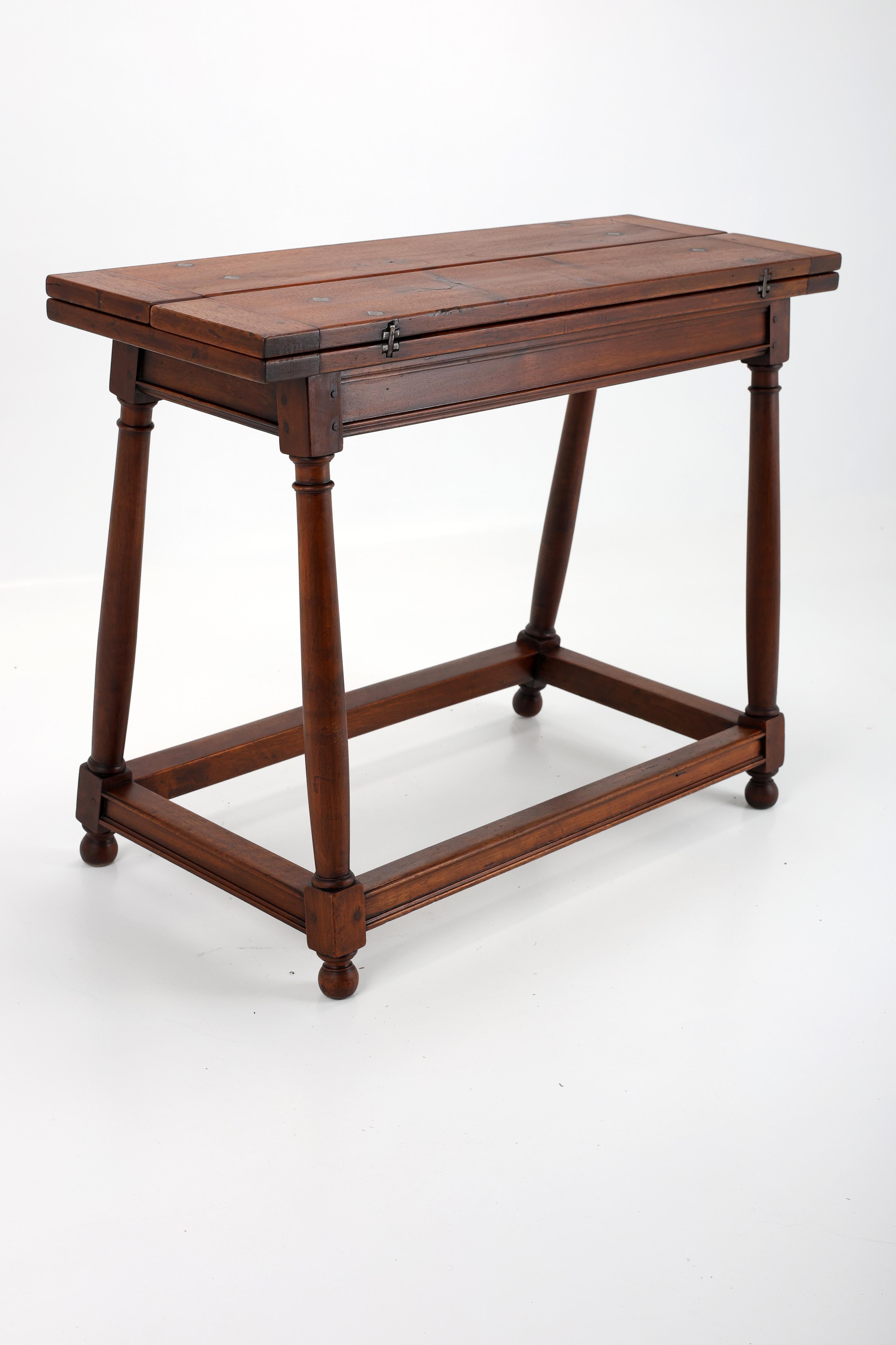 Table console en noyer de style provincial français de la fin du XVIIIe siècle en vente 11