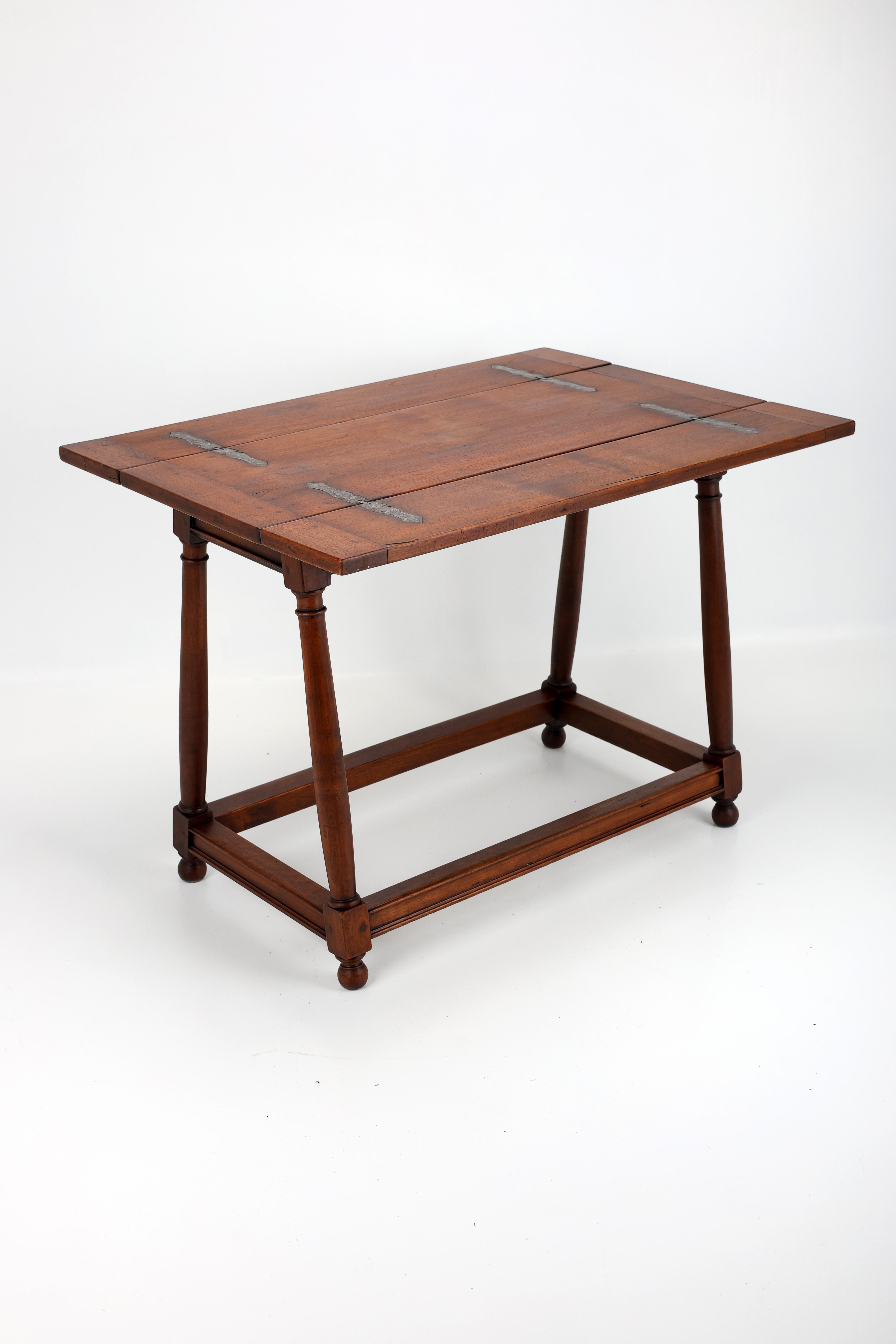 Table console en noyer de style provincial français de la fin du XVIIIe siècle


Cette élégante console provinciale française, datant de la fin du XVIIIe siècle, illustre le charme durable de l'artisanat rustique. Fabriquée en noyer massif, la table