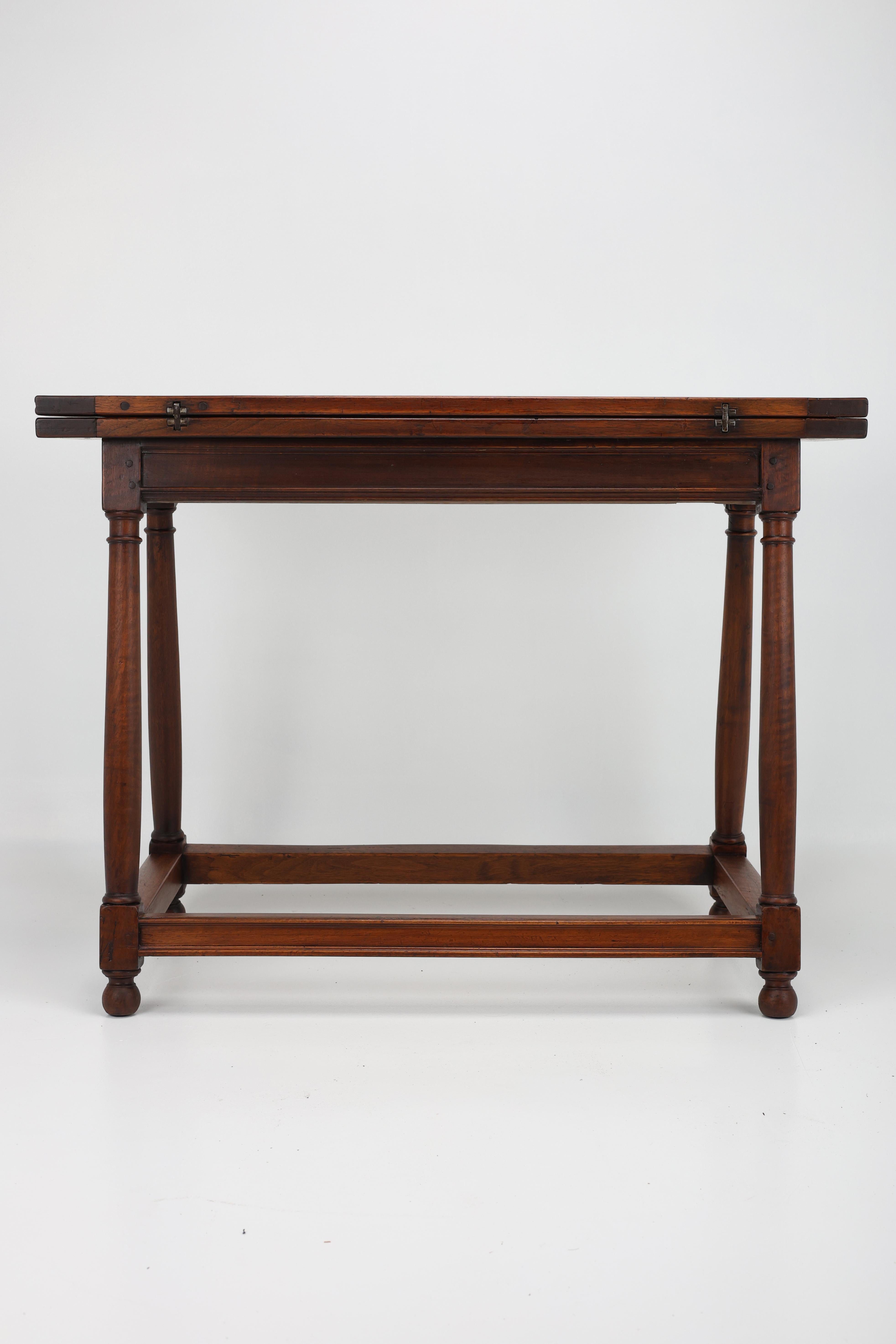 Provincial français Table console en noyer de style provincial français de la fin du XVIIIe siècle en vente