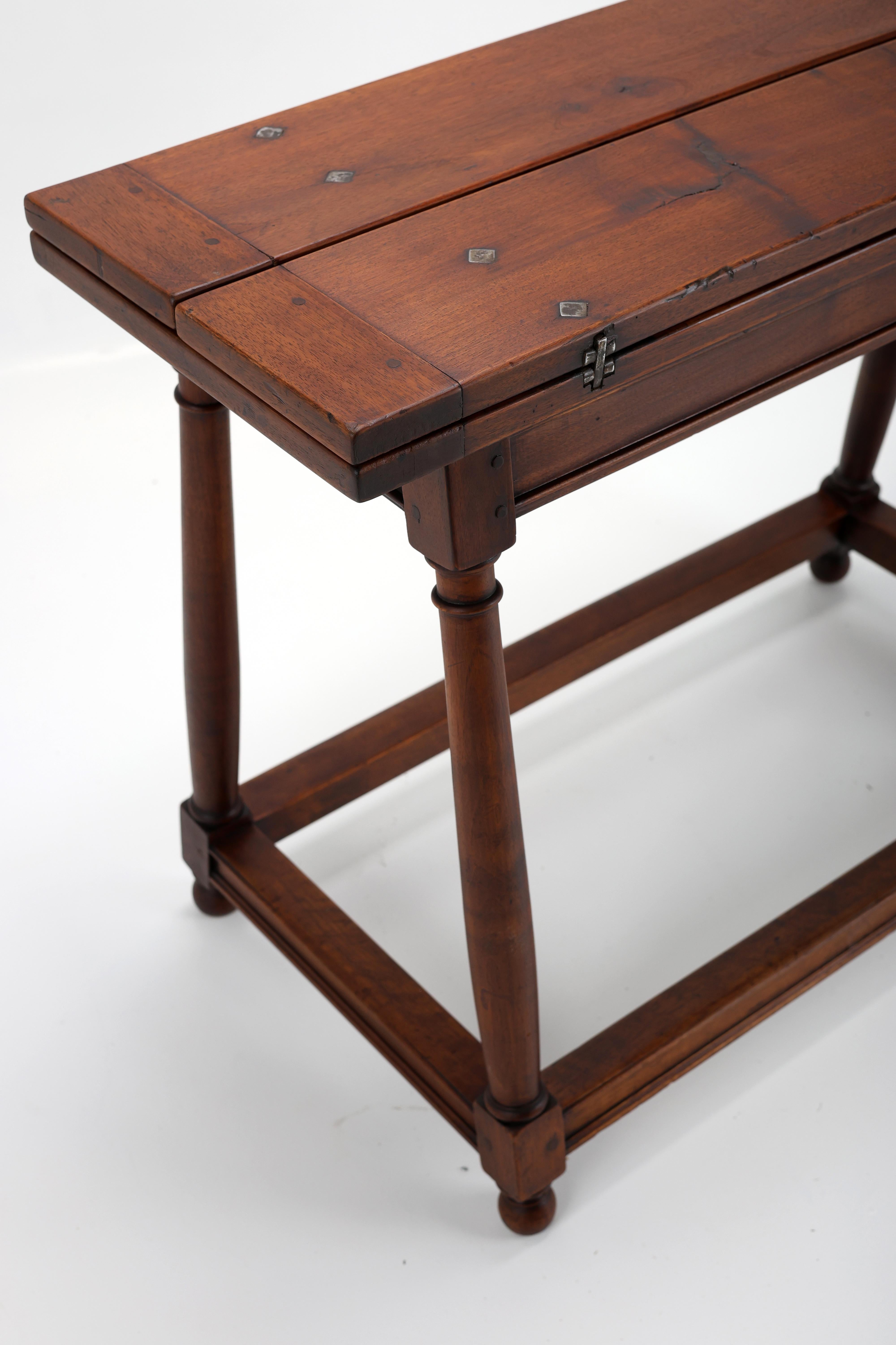Français Table console en noyer de style provincial français de la fin du XVIIIe siècle en vente