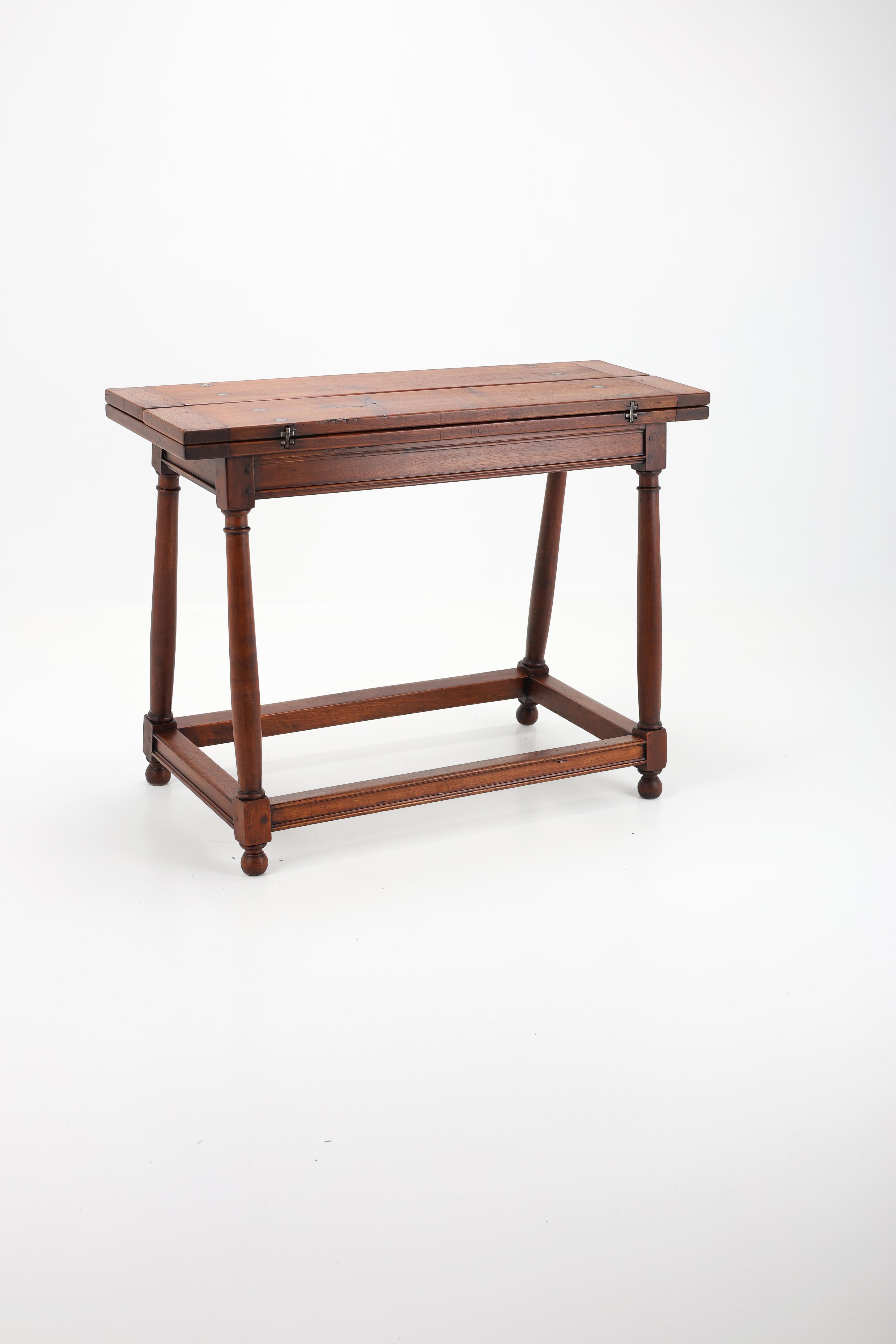 Table console en noyer de style provincial français de la fin du XVIIIe siècle Bon état - En vente à Stahnsdorf, DE