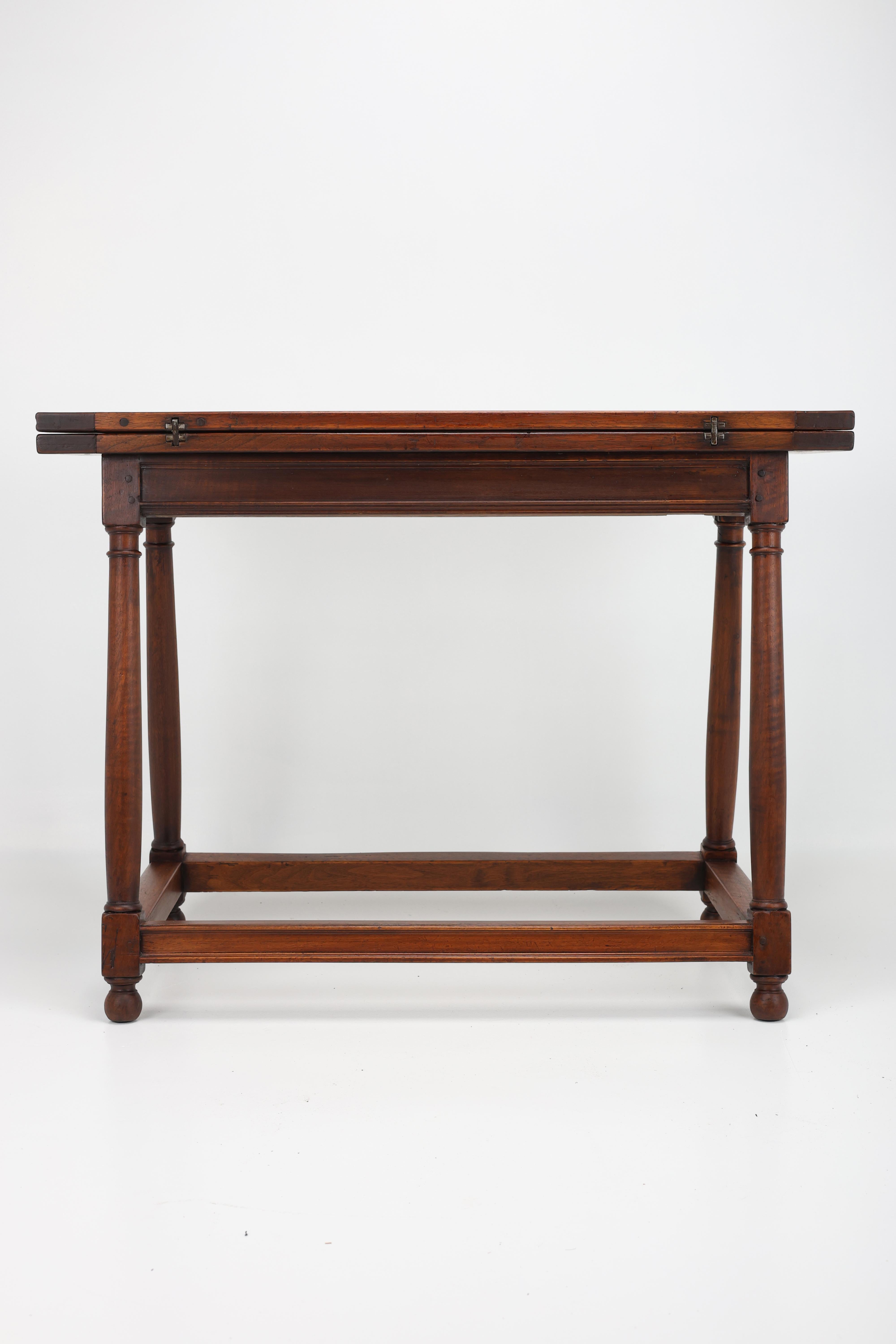Table console en noyer de style provincial français de la fin du XVIIIe siècle en vente 2